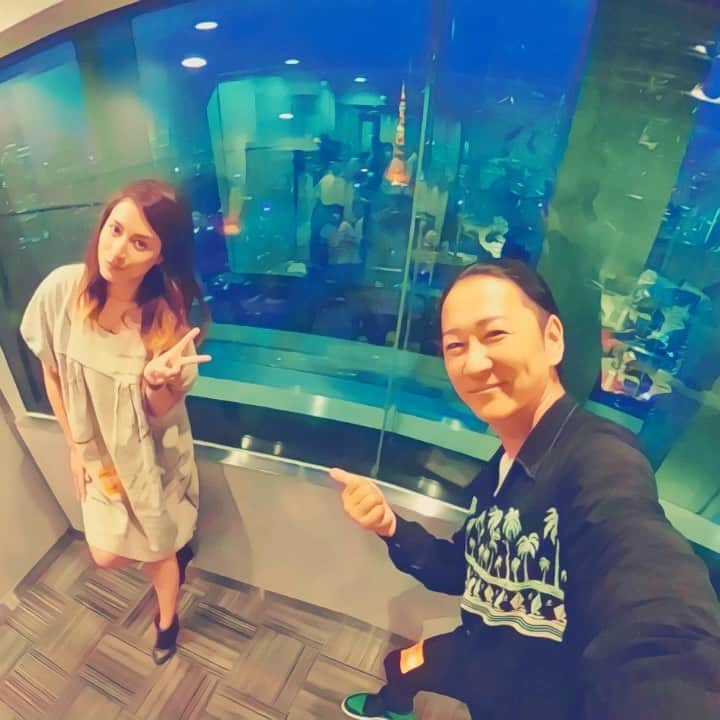 のインスタグラム：「J-WAVE GROOVE LINE この後、16時半からスタートです。 メールテーマペット大集合！皆さんメールお待ちしています。　 昨日はマリエちゃんでした。 本日はゲストナビゲーター flumpool登場！  #jwave #813jwave  #grooveline #djdragon #flumpool」