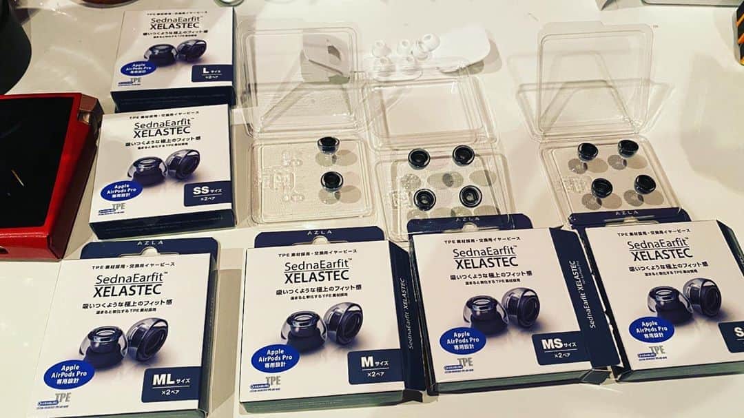 tokuのインスタグラム：「AirPods Proの交換用イヤーピース、「SednaEarfit XELASTEC」を試させてもらいました👂  温まると軟化するTPE素材。 走ったりするとちょっと不安だった標準とは、確かに吸い付いてる感じ。フィット感向上してて良い感じデス🤗 個人的にはガッツリ密閉される方向性なWF-1000XM3が好きなのですが、ジムワークにはちょっと不向きかなと思っていたので、この組み合わせは好感触😊  サイズも豊富です。 本体付属のMサイズを使ってきましたが、個人的にはMSサイズかなーと最初思いましたがMで落ち着いたかな。つけてるうちに軟化するのもあり、耳の穴というより形にもよるかなとか思うところ🤔お手軽に持ち出せるガジェットとしてのAirPodsの、装着感アップにおすすめデス〜😚  アユートさんから8/7発売開始だそうです〜🎊 本日誕生日のアユート齊藤さん、ありがとうございましたー🎂  #airpodspro #xelastec #xelastecforairpodspro」