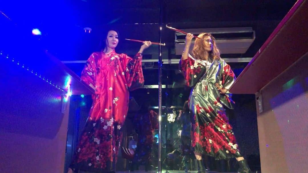 SHIRAISHIMIHOのインスタグラム：「濃厚接触🙈❤️ 今月から打ち合わせスタートして第二弾exoticduo with @tsutsuji1164 作ることにしました(^^)⭐️✨ うむ楽しみしかない笑 #exoticduo #oiran #テーマは金持ち達が楽しむお店でのやさぐれた花魁達のショー #exoticpole #atami #懐かしいねええええ #2yearsagooooo」
