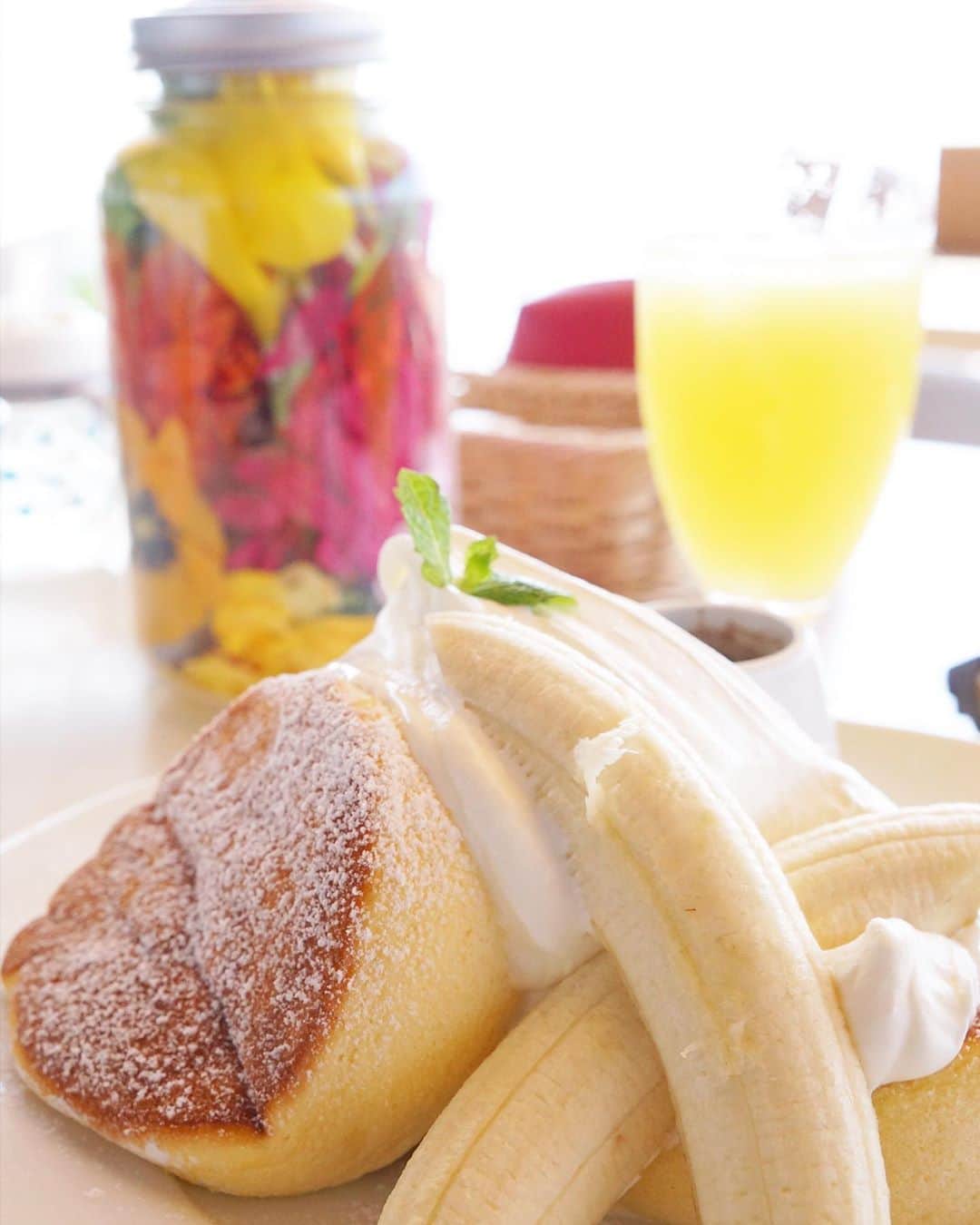 井上麻衣さんのインスタグラム写真 - (井上麻衣Instagram)「徳島、淡路島までドライブに行ってきました🚗✨ テラスが素敵なカフェとかたくさん出来てて びっくり♡ 有名な幸せのパンケーキにもよったよ😊 もちろんテラス！と思ったんだけど 暑すぎてサウナ状態でした😭 パンケーキはとても美味しかったです💕 . . . #holiday #family#drive #gourmet#cafe #awajishima #happy #pancakes  #休日#家族の日#ドライブ#カフェ#ランチ #淡路島#淡路島カフェ #幸せのパンケーキ  #パンケーキ#お洒落なカフェ#リゾート #幸せのパンケーキ淡路島」8月4日 16時20分 - mai_inoue
