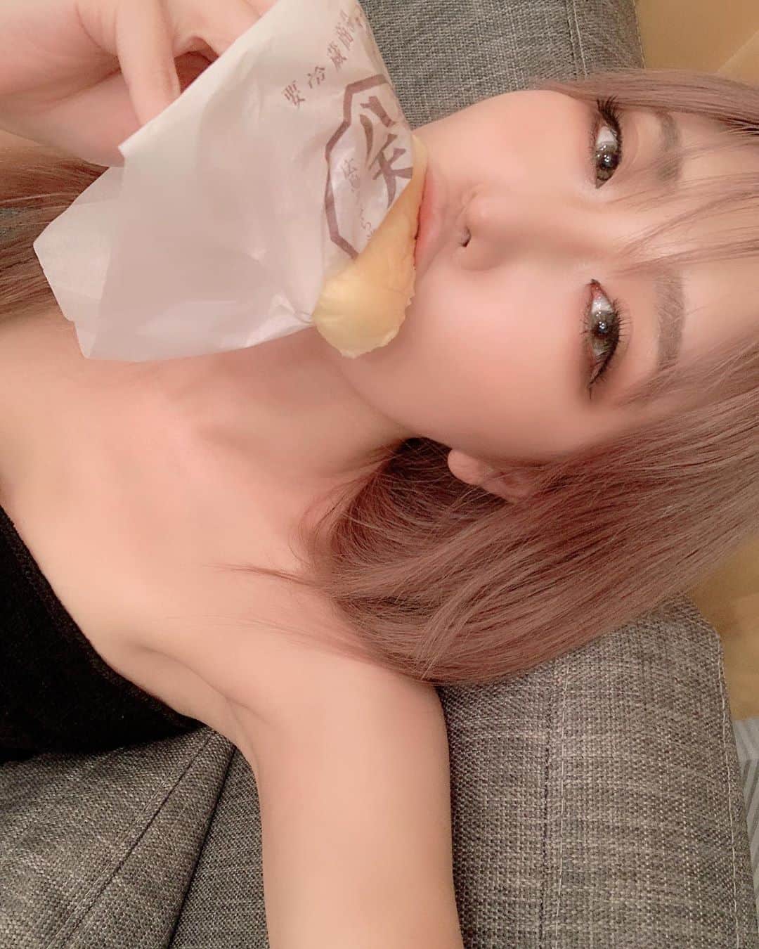 春咲ひなたのインスタグラム：「くりぃむぱん🥖🍞🥐 . やっぱりプレーンが1番。 カスタードが1番！ . #クリームパン#もぐもぐ#おやつタイム  #東京#新宿#歌舞伎町#キャバ嬢#もはや#元キャバ嬢#マツエク#春咲ひなた#YouTube#youtuber . YouTubeに関する問い合わせ先♡  株式会社YEEELL 〒150-0002  東京都渋谷区渋谷3-27-11 祐真ビル新館5F  info@yeeell.jp」