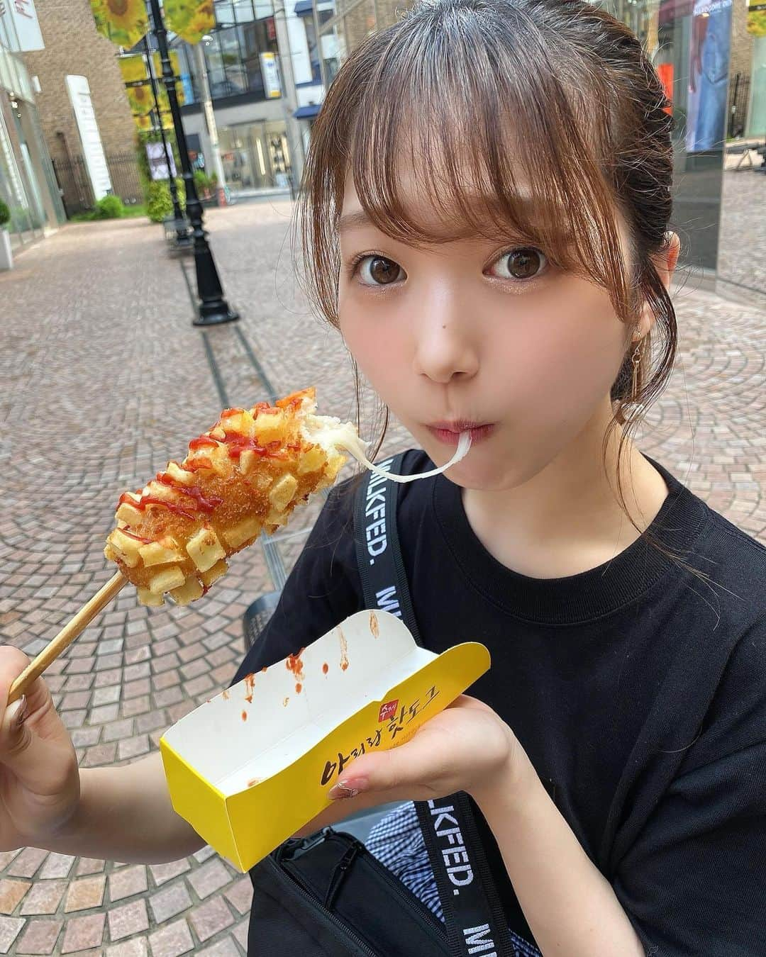 阪上彩香さんのインスタグラム写真 - (阪上彩香Instagram)「久しぶりに食べたくなって行ってきた🤤 食べよったらめっちゃ鳩狙ってきたからケンカした😠💭 ･ ･ ･ #ポニーテール #巻き髪 #チーズハットグ #ありらんホットドッグ #ポテトレーラ #milkfed #instgood #instlike #instagram #instfashion #followme」8月4日 16時21分 - ayaka_skgm