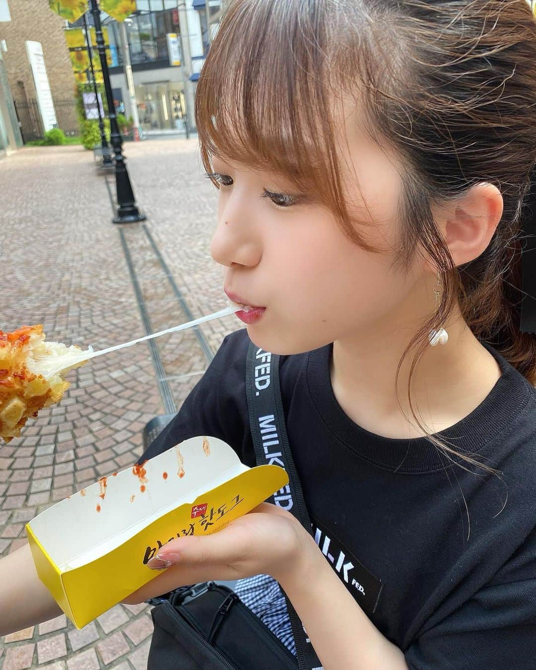 阪上彩香さんのインスタグラム写真 - (阪上彩香Instagram)「久しぶりに食べたくなって行ってきた🤤 食べよったらめっちゃ鳩狙ってきたからケンカした😠💭 ･ ･ ･ #ポニーテール #巻き髪 #チーズハットグ #ありらんホットドッグ #ポテトレーラ #milkfed #instgood #instlike #instagram #instfashion #followme」8月4日 16時21分 - ayaka_skgm