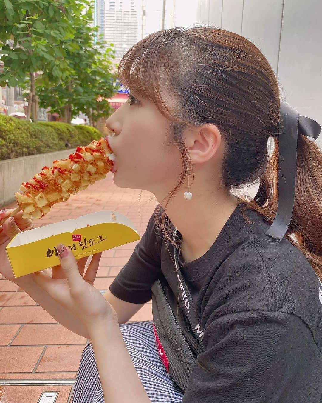 阪上彩香さんのインスタグラム写真 - (阪上彩香Instagram)「久しぶりに食べたくなって行ってきた🤤 食べよったらめっちゃ鳩狙ってきたからケンカした😠💭 ･ ･ ･ #ポニーテール #巻き髪 #チーズハットグ #ありらんホットドッグ #ポテトレーラ #milkfed #instgood #instlike #instagram #instfashion #followme」8月4日 16時21分 - ayaka_skgm