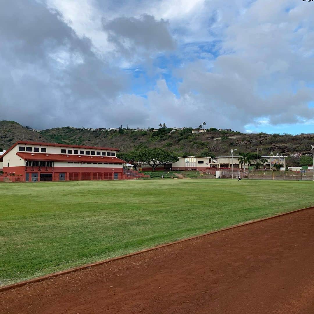 飯島寛子さんのインスタグラム写真 - (飯島寛子Instagram)「懐かしの双子の息子達の母校 夕方ゆるジョグ！走りながら心にかかっていたことを落としました。Mahalo😊  #Kalani #フットボール　#ハワイランニング　#ハワイを走ろう　#心にかかる」8月4日 16時23分 - hirokoiijima