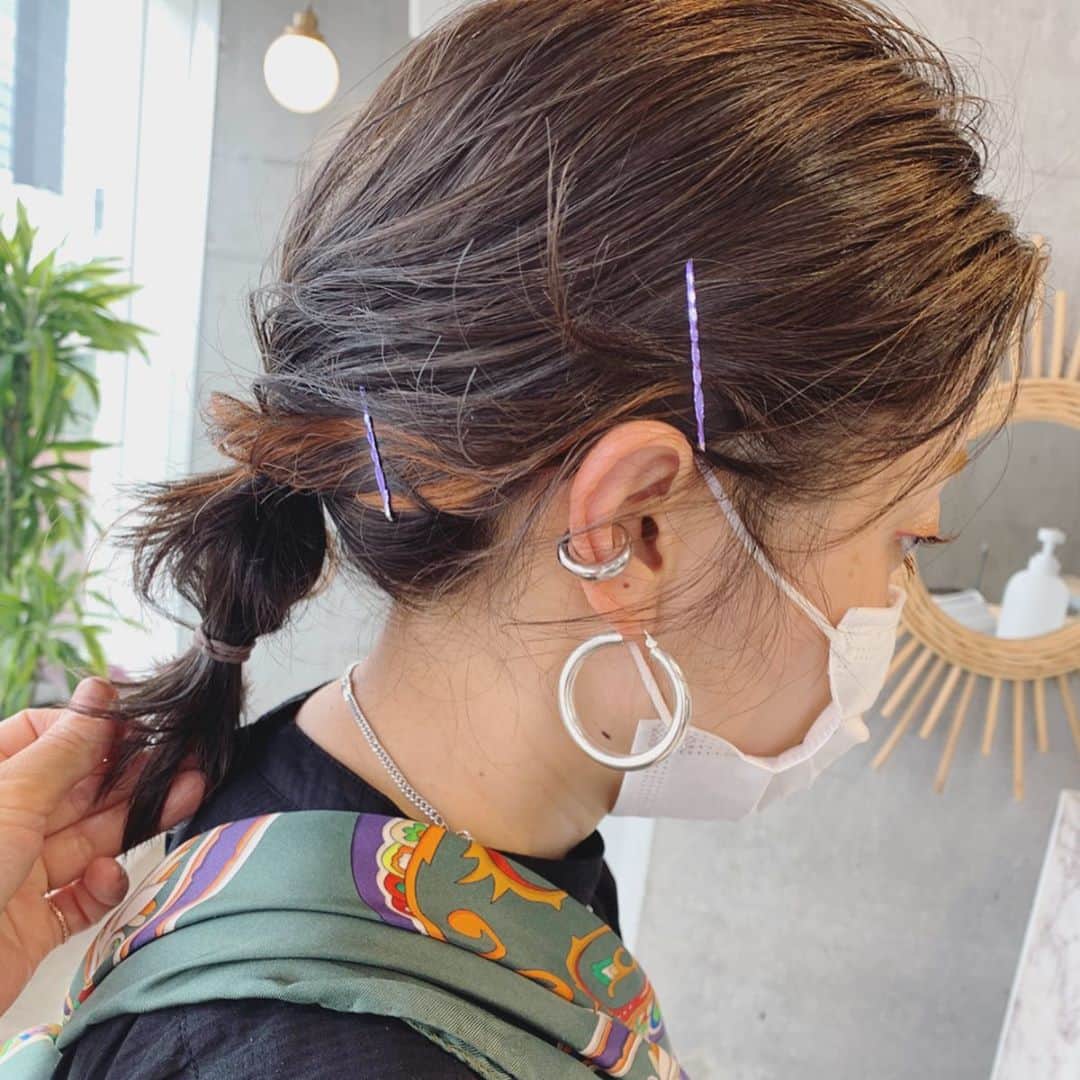 小松美緒のインスタグラム：「おしゃれ達人の 欲張りcolor.....✨✨　 　 ハイライトを細かくたくさん足して　 全体は🍫ショコラカラーで、 ポイントには🍊のインナーカラーも　　いれて夏も秋も洋服に合わせて変化していけるように。　　  アレンジした時に見える🍊ポイント！  いつもアイディアと可愛いmakeとお洋服の見本です♡ありがとうございます！　 　 @yui___taka」