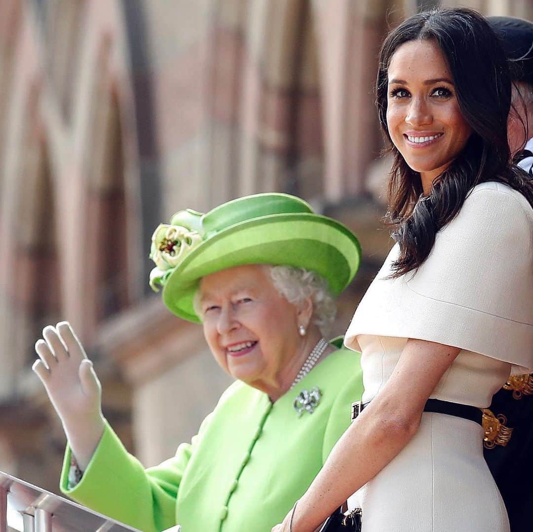 ロイヤル・ファミリーさんのインスタグラム写真 - (ロイヤル・ファミリーInstagram)「🎂🎈Wishing The Duchess of Sussex a very happy birthday!   📸 The Queen and The Duchess are pictured during a joint visit to Chester in 2018.」8月4日 16時34分 - theroyalfamily