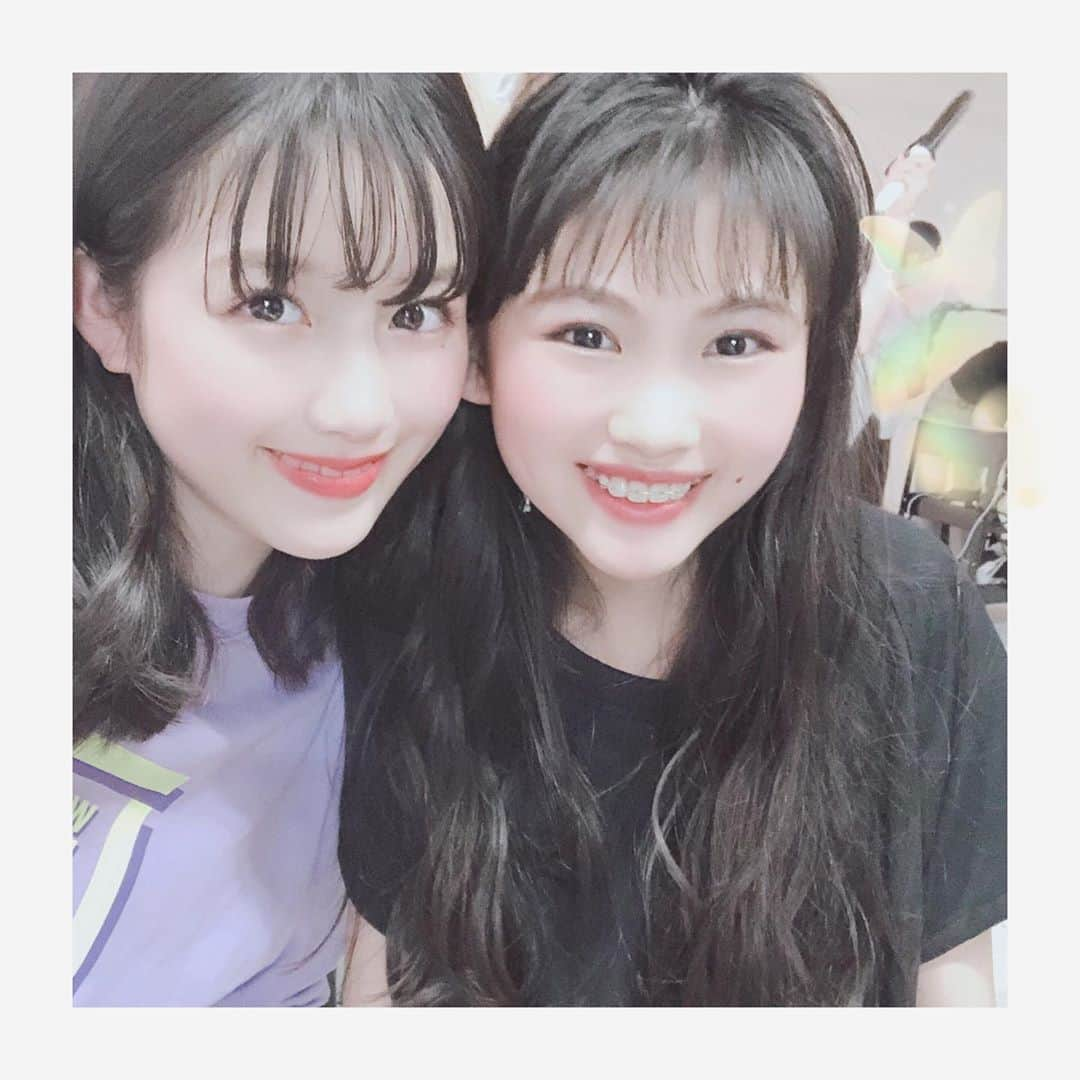 河村果歩さんのインスタグラム写真 - (河村果歩Instagram)「🌈🍒 ・ ・ ユナとのオフショット🌷 会う度に身長が伸びているユナに私はいつもビックリしています…😳 インスタ始めているのでユナの応援も宜しくお願いします🥺❤️ ・ ・ ・ 夏休みはどのように過ごしますか？ コロナまた拡がって予定が無くなってしまった方多いですよね〜、、 私も無くなってしまいました🤯 今は我慢の時‼️ 自粛だい‼️ 今出来る事を楽しみましょう‼️ ・ ちなみに私は、縄跳びダンスを覚えてよく踊ってます💃 皆さんは何してますか？ ・ ・ ・ #吉岡優奈　#河村果歩 #ニコラ　#ニコモ #夏休み #縄跳びダンス　#自粛中」8月4日 16時32分 - kawamura_kaho_official