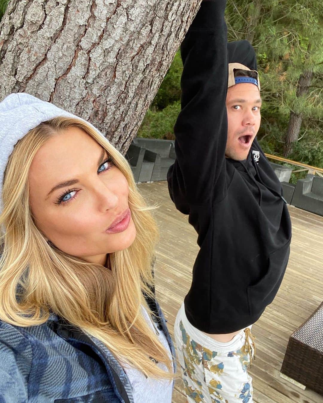 ジョーディ・スミスのインスタグラム：「Sole arch for the win 😂 love you @lyndall_m_smith」