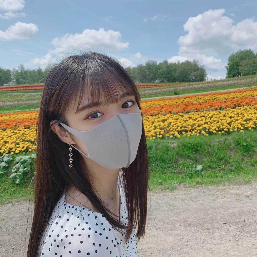 檜山奈南果さんのインスタグラム写真 - (檜山奈南果Instagram)「. 夏休みが始まったので家族で行ってきました🕊 北海道に住んでるけど行ったことなかったので綺麗で感動しました🤍 . #instagood#instalike#l4l #青い池#四季彩の丘#北海道」8月4日 16時37分 - nanaka_hiyama_official