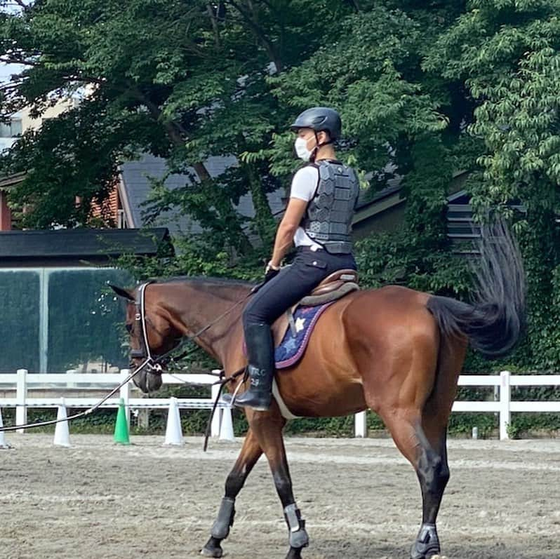 市川海老蔵 （11代目）さんのインスタグラム写真 - (市川海老蔵 （11代目）Instagram)「Horse back riding. Need to ride sometimes to keep it up.  Riding on Tamamo Rush-san. Thank you buddy💕  Just 30 minutes, but it uses a lot of muscles on my legs. Wanted to ride much longer. * お馬さんです。 乗っておかないと 乗れなくなるという 感じですね。  タマモラッシュさんに 跨ります。 よろしくね💕  わずか３０分、 でも 結構 足にきます。 まだまだ乗り足りない。  #市川海老蔵 #海老蔵 #成田屋 #歌舞伎 #ABKAI #ABMORI #ebizoichikawa #ebizo #kabuki #thunderparty #ebizotv #theater #theaterarts #actor #japan #classic」8月4日 16時37分 - ebizoichikawa.ebizoichikawa