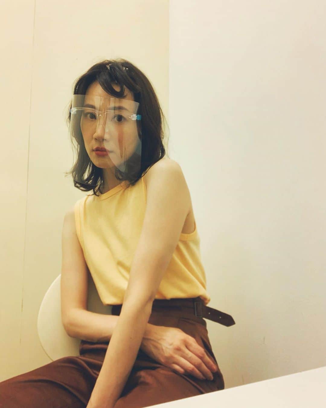 のインスタグラム：「車移動と休み時間仕様、フェイスシールドと前髪命ピン。  そして　@alucky1111 にお借りしたかっさプレート、今日はとてもお世話になりました。  夕方以降ドーンと疲れてくる肌、頭皮やこめかみを丹念にマッサージする事でキュッと引き上げ頑張らせてくれます。  #撮影#フェイスシールド#新しい日常#かっさ#shooting#newnormal#faceshield#kassa」