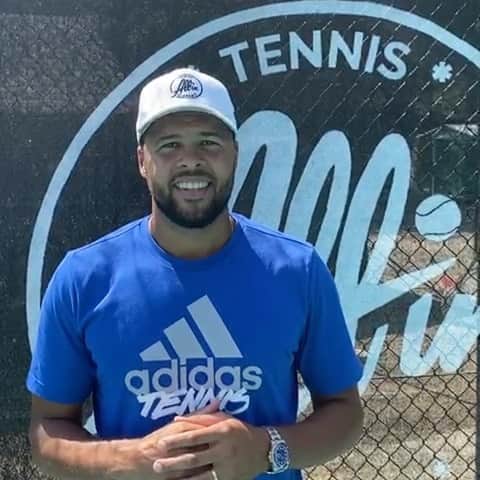 ジョー＝ウィルフリード・ツォンガのインスタグラム：「Hello la Tsonga Team, Quel bonheur de vous annoncer mon association avec @antholopes_officiel pour l’ouverture de notre centre de Padel @allin_padel ! 🎾😇 Rdv début de l’année 2021 à Lyon à côté du @groupamastadium 👌🏽 A très vite 😊 #tsongateam #padel #lyon #allinpadel #groupamastadium #teamallin #allin #ol」