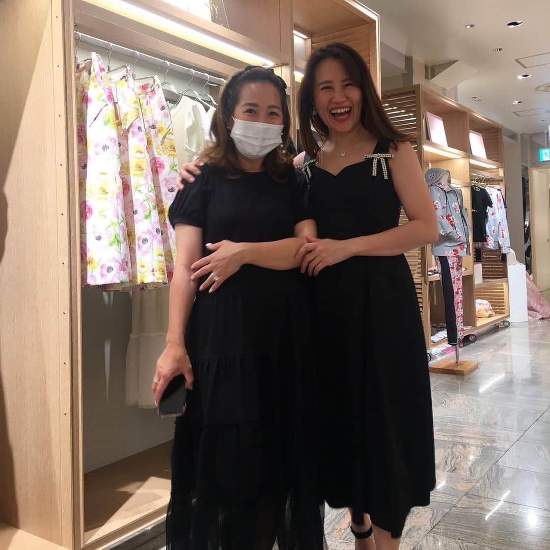 のインスタグラム：「@hanyito ちゃん イベントお疲れ様💗 10分で嵐のように去りましたが🤣 逢えてすごく嬉しかったよ！ 小物やアパレル、ハニーちゃんらしいデザインのアイテムが豊富に揃ってるよ！ #リボン#カチューシャ#おちびコーデ#155cmコーデ#アラフォーママ#ファッション#ワンピースコーデ#fashiongram#fashionblogger#masukeiモノトーン」