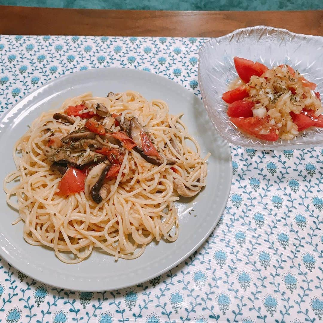 大湯みほさんのインスタグラム写真 - (大湯みほInstagram)「………… ✨ぬか漬けトマト椎茸パスタ🍝✨ ・ 早速いただいた、フレッシュトマト🍅づくしの夕飯にしてみました🍽✨ ・ ぬか漬けにしたトマト・椎茸のオリーブパスタ🍝と、トマト・オニオン🧅ドレッシング🥗サラダにしてみましたよ！ ・ 玉ねぎは、ぬか漬けにすると辛味が抜けて✨生でもとっても美味しく食べられるのでオススメですよ！！✨夏野菜を使ったmenuで、エネルギーチャージ🌞して、この夏乗り切りましょう❗️ ・ #ぬか漬け　#糠漬け　#ぬか漬けアレンジ　#アレンジレシピ　 #ぬか漬けパスタ　#ぬか漬けドレッシング　#発酵食品  #植物性乳酸菌　#腸内環境　#免疫力 #夏野菜　#夏バテ　#負けるな #食　#食育　#japan #traditional  #food #nukazuke」8月4日 22時12分 - nukazukemiho0320