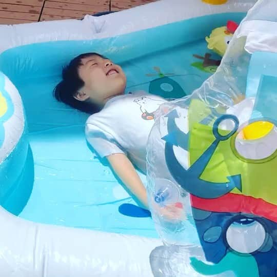 キャプテン★ザコのインスタグラム：「ステイホームっちゅう事で家のプール開きでございます🏊‍♂️ ちょっと家で遊んだら、本当のプール行きたくなっちゃったってよ！ とほほ！ #キャプテンザコ #吉本自宅劇場  #子供プール  #自宅プール  #自宅プール開き #ザコ家 #芸人 #よしもと #住みます芸人  #息子 #japanpools」