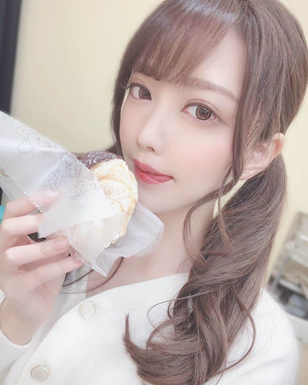 山村ゆりかのインスタグラム：「おやつの日なんてあるんだねぇ〜🍭 ミスドだとエンゼルフレンチが1番すきです🐏💕 ※去年の写真 . . . #おやつの日 #8月2日 #ミスド #エンゼルフレンチ #ツインテール #japan #japanesegirl #idol」