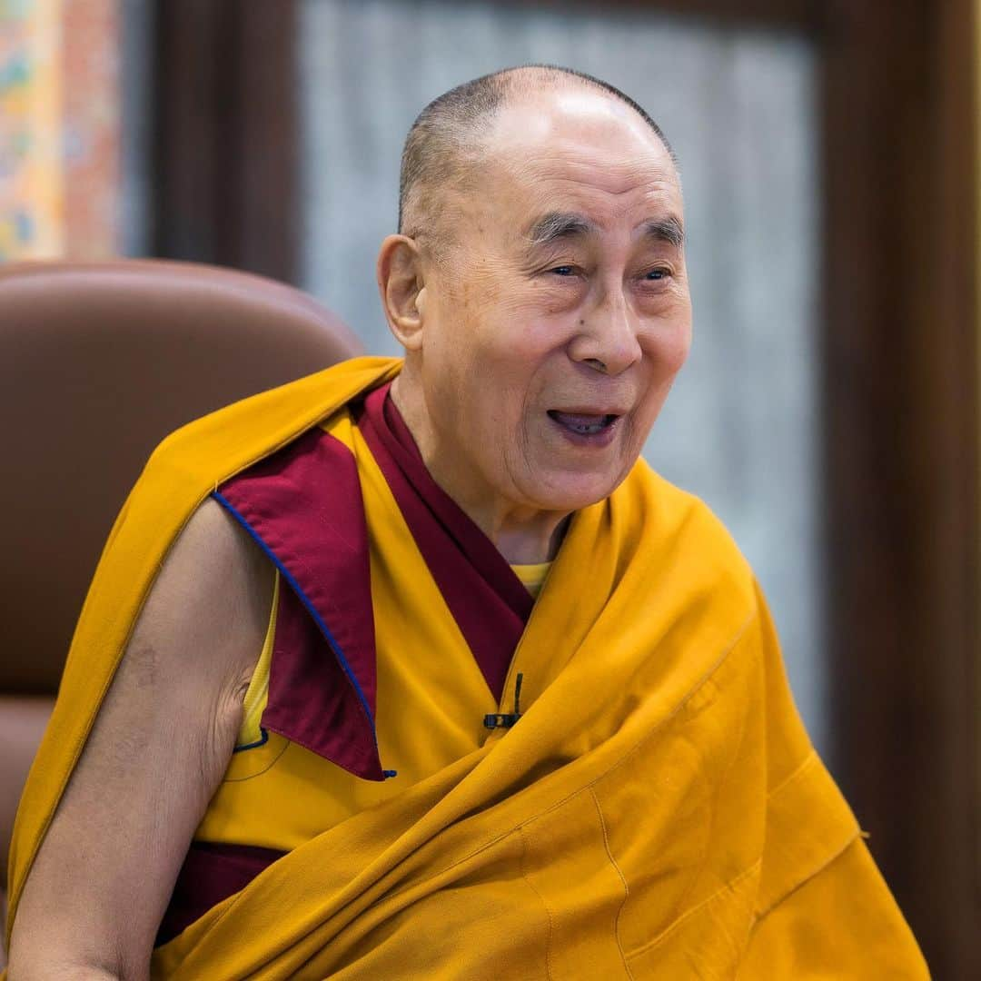 ダライ・ラマ14世のインスタグラム：「HHDL sharing a light moment during the first day of teachings for Tibetan youth by video link from his residence in Dharamsala, HP, India on August 4, 2020. Photo by Tenzin Phuntsok #dalailama」