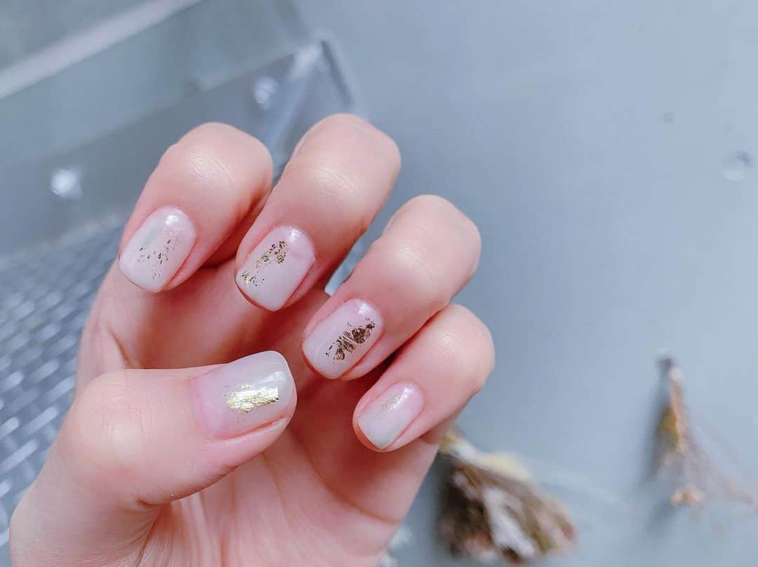 菅野結以さんのインスタグラム写真 - (菅野結以Instagram)「Ｎ　Ｅ　Ｗ　💅🏻 #nail﻿ しろいもやにくすみグリーンのニュアンスライン﻿ 金箔を散らして thank you @lysanail 🤍﻿」8月4日 16時46分 - yui_kanno