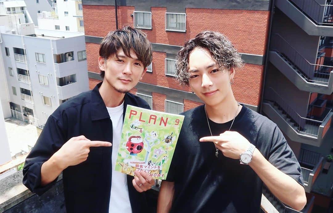 のインスタグラム：「今月発売の 「PLAN 美容と経営プラン」9月号 1ページ掲載されてます。  主に、YouTubeだったりオンラインストアの事を掲載してもらってます。 今月号は、 うちだけで無く、今後の美容業界が変革する。ってのを感じさせる内容になってると思います。 美容師さんは、是非。  今日は、10:00〜心斎橋でサロンワーク 13:00〜 我孫子でセミナー 16:00〜 心斎橋でサロンワーク 19:00〜 福島でセミナー  まだまだ危ない時期なので、 全て移動は、車で セミナーも3人以内でさせてもらってます。 @laby.ness  も好調で、 取り扱い店舗も、増えてます。  とりあえず、行動。 気をつけながら行動。  いつもありがとうございます。 まだまだ頑張ります。  #美容と経営プラン #PLAN #美容師#はたらきかた改革  #経営#経営プラン  後、無事会社作りましたー。  #メーカー #サロンヘアケア#ヘアケア #シャンプー」