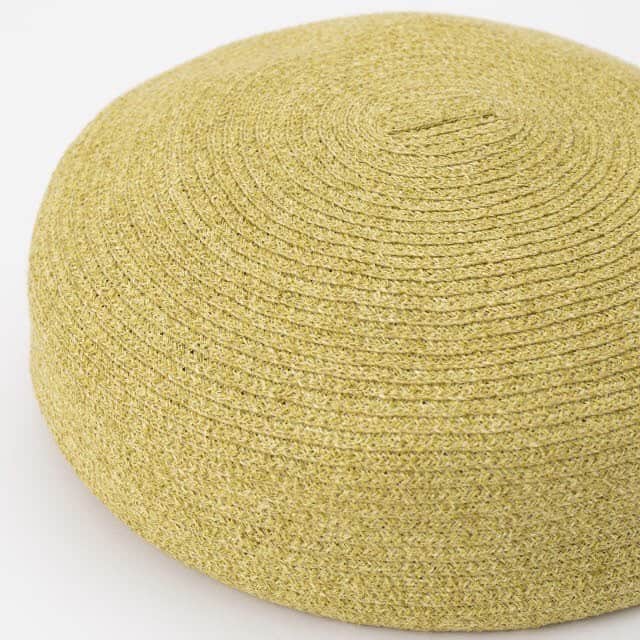 中川政七商店さんのインスタグラム写真 - (中川政七商店Instagram)「「夏のベレー帽、はじめました。」﻿ ﻿ ころんとしたフォルムが愛らしく、カジュアルからきれいめな装いまでフィットするベレー帽。﻿ 夏のTシャツやワンピース一枚など、ちょっとラフ過ぎるかなぁ…というときアクセントになる、実は夏にこそ活躍する帽子なのです。﻿ ﻿ とはいえ秋冬のイメージが強い、ベレー帽。﻿ その愛らしさを、夏にも心地よく身に着けられるよう、麻素材でつくりました！﻿ ﻿ おすすめは、「麻ブレードのベレー帽」。﻿ テープ状にした麻混素材を、型を使わず職人の手の感覚で渦巻きのように縫い上げたブレード帽。﻿ 神戸の帽子メーカーの職人さんが、一つ一つ丁寧に仕上げています。﻿ ころんとした丸みのあるフォルムは、ふわりと広がるワンピースと合わせるのがおすすめです。﻿ ﻿ もう一つつくったのが、「麻ニットのベレー帽」。﻿ 丸みが分散される八角形で仕立てた形は、日本人の顔立ちに似合いやすいシルエットです。﻿ 麻素材をニットにしているので、吸湿性・透湿性に優れていて、風通しがいいのが特徴。﻿ ほどよい光沢感が、柔らかな印象をあたえてくれます。﻿ ﻿ ▶︎麻ブレードのベレー帽／¥12,100﻿ ▶︎麻ニットのベレー帽／¥7,700﻿ ﻿ 🦌お買い物はプロフィールリンクまたは画像をタップ。@nakagawamasa7 ﻿ ﻿ #中川政七商店 #分店 #アパレル #洋服 #洋服好きな人と繋がりたい #日本の服 #麻 #麻の服  #夏の装い #夏コーディネート #夏服コーデ #日々の暮らし #夏のファッション #夏服 #ワンピース #ワンピースコーデ #ワンピース👗 #ブラウス #ブラウスコーデ #チュニック #チュニックコーデ #帽子 #ベレー帽 #ベレー帽コーデ ﻿#ベレー帽のかぶり方」8月4日 16時47分 - nakagawamasa7