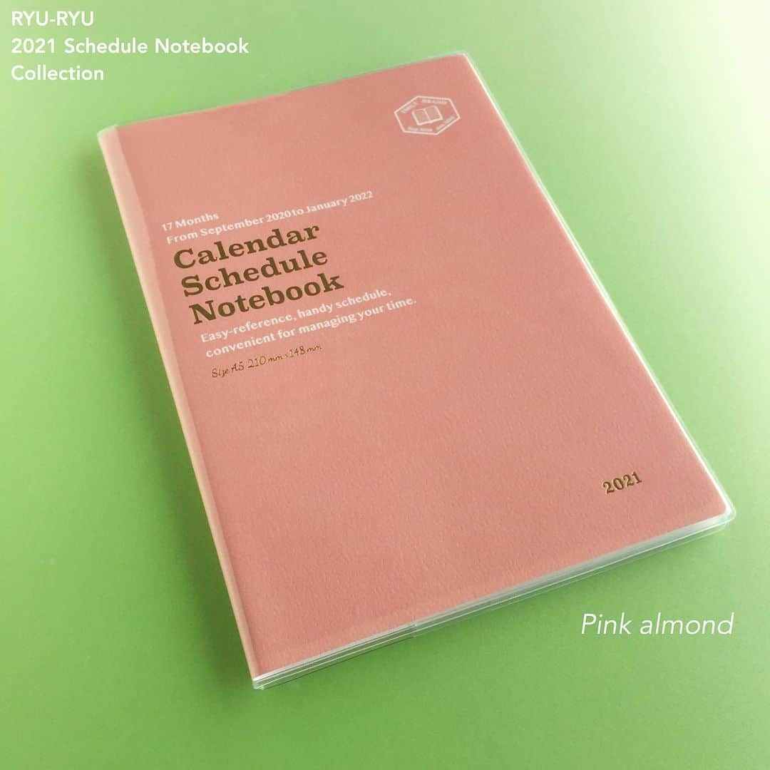 RYU-RYUさんのインスタグラム写真 - (RYU-RYUInstagram)「☆2021年スケジュール帳☆ . 【A5サイズ・マンスリー】 . こんにちは！ 今日は定番の 『A5サイズマンスリースケジュール帳』 をご紹介します☆ . こちらは 以前ご紹介しました B6サイズのスケジュール帳を、 A5サイズにサイズアップしたものとなります。 . 使い勝手の良さはそのままに、 書き込む量や お使いのカバンの大きさなどの シーンに合わせてお選びいただけます👜 . 表紙は ビニールカバー付きの 4つのカラーをご用意しました。 . カバーの内側には 押し抜くことで フラップ式のしおりになる 溝が付いています。 . たまに『この溝は何のために あるのですか？』 というご質問を いただく事があるのですが、 正体は『しおり』だったのです✨ . お持ちの方は ぜひ活用なさってくださいね😊 . A5サイズ・マンスリー 本体価格900円＋税 月曜日始まり 2020年9月〜2022年1月 . こちらの商品は、 リュリュのオンラインショップ 『リュリュマーケット』でも ご購入いただけます☆ プロフィール欄のアドレスから アクセスしてくださいね😉 . #リュリュ #ryuryu #ステーショナリー #文具 #雑貨 #ダイアリー #手帳 #スケジュール帳 #デザイン #シンプル #9月始まり #文房具 #文房具好き #手帳生活 #a5サイズ #ピンクアーモンド #ホワイトティー #マスタード #マスタードカラー #チョコミント #ミント #カラバリ #カラー #リュリュ2021年スケジュール帳」8月4日 17時00分 - ryuryu_zakka