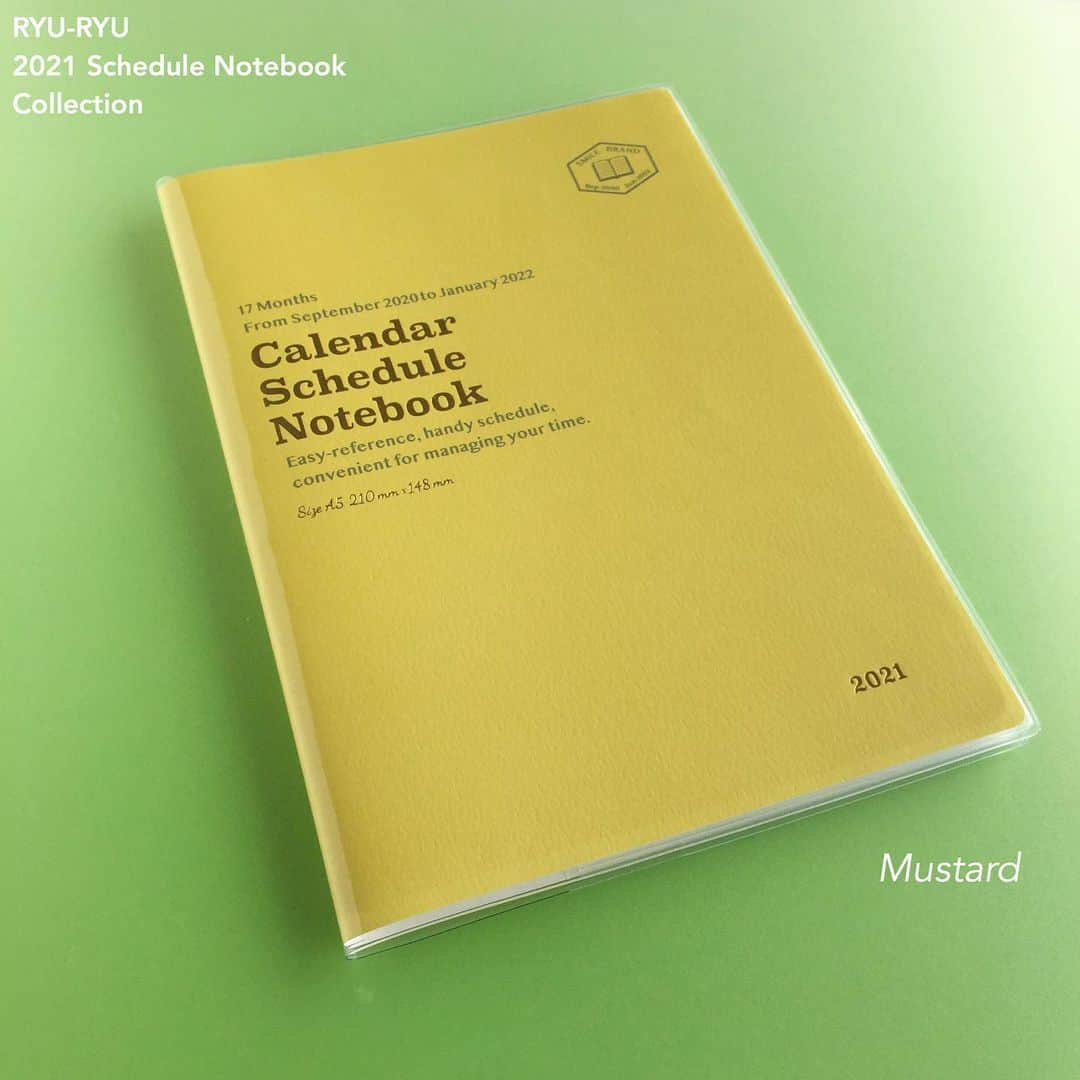RYU-RYUさんのインスタグラム写真 - (RYU-RYUInstagram)「☆2021年スケジュール帳☆ . 【A5サイズ・マンスリー】 . こんにちは！ 今日は定番の 『A5サイズマンスリースケジュール帳』 をご紹介します☆ . こちらは 以前ご紹介しました B6サイズのスケジュール帳を、 A5サイズにサイズアップしたものとなります。 . 使い勝手の良さはそのままに、 書き込む量や お使いのカバンの大きさなどの シーンに合わせてお選びいただけます👜 . 表紙は ビニールカバー付きの 4つのカラーをご用意しました。 . カバーの内側には 押し抜くことで フラップ式のしおりになる 溝が付いています。 . たまに『この溝は何のために あるのですか？』 というご質問を いただく事があるのですが、 正体は『しおり』だったのです✨ . お持ちの方は ぜひ活用なさってくださいね😊 . A5サイズ・マンスリー 本体価格900円＋税 月曜日始まり 2020年9月〜2022年1月 . こちらの商品は、 リュリュのオンラインショップ 『リュリュマーケット』でも ご購入いただけます☆ プロフィール欄のアドレスから アクセスしてくださいね😉 . #リュリュ #ryuryu #ステーショナリー #文具 #雑貨 #ダイアリー #手帳 #スケジュール帳 #デザイン #シンプル #9月始まり #文房具 #文房具好き #手帳生活 #a5サイズ #ピンクアーモンド #ホワイトティー #マスタード #マスタードカラー #チョコミント #ミント #カラバリ #カラー #リュリュ2021年スケジュール帳」8月4日 17時00分 - ryuryu_zakka