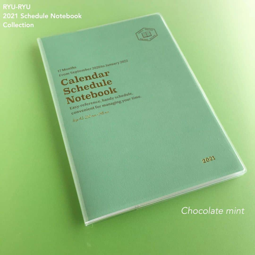 RYU-RYUさんのインスタグラム写真 - (RYU-RYUInstagram)「☆2021年スケジュール帳☆ . 【A5サイズ・マンスリー】 . こんにちは！ 今日は定番の 『A5サイズマンスリースケジュール帳』 をご紹介します☆ . こちらは 以前ご紹介しました B6サイズのスケジュール帳を、 A5サイズにサイズアップしたものとなります。 . 使い勝手の良さはそのままに、 書き込む量や お使いのカバンの大きさなどの シーンに合わせてお選びいただけます👜 . 表紙は ビニールカバー付きの 4つのカラーをご用意しました。 . カバーの内側には 押し抜くことで フラップ式のしおりになる 溝が付いています。 . たまに『この溝は何のために あるのですか？』 というご質問を いただく事があるのですが、 正体は『しおり』だったのです✨ . お持ちの方は ぜひ活用なさってくださいね😊 . A5サイズ・マンスリー 本体価格900円＋税 月曜日始まり 2020年9月〜2022年1月 . こちらの商品は、 リュリュのオンラインショップ 『リュリュマーケット』でも ご購入いただけます☆ プロフィール欄のアドレスから アクセスしてくださいね😉 . #リュリュ #ryuryu #ステーショナリー #文具 #雑貨 #ダイアリー #手帳 #スケジュール帳 #デザイン #シンプル #9月始まり #文房具 #文房具好き #手帳生活 #a5サイズ #ピンクアーモンド #ホワイトティー #マスタード #マスタードカラー #チョコミント #ミント #カラバリ #カラー #リュリュ2021年スケジュール帳」8月4日 17時00分 - ryuryu_zakka