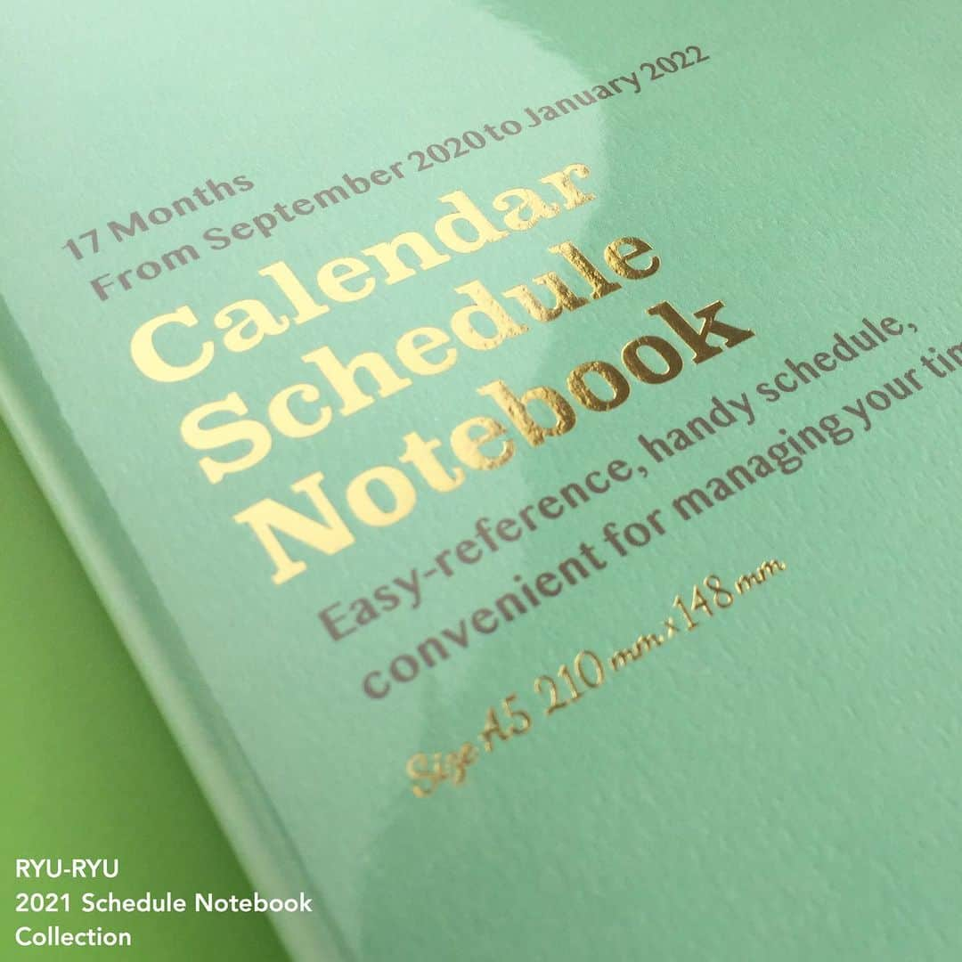 RYU-RYUさんのインスタグラム写真 - (RYU-RYUInstagram)「☆2021年スケジュール帳☆ . 【A5サイズ・マンスリー】 . こんにちは！ 今日は定番の 『A5サイズマンスリースケジュール帳』 をご紹介します☆ . こちらは 以前ご紹介しました B6サイズのスケジュール帳を、 A5サイズにサイズアップしたものとなります。 . 使い勝手の良さはそのままに、 書き込む量や お使いのカバンの大きさなどの シーンに合わせてお選びいただけます👜 . 表紙は ビニールカバー付きの 4つのカラーをご用意しました。 . カバーの内側には 押し抜くことで フラップ式のしおりになる 溝が付いています。 . たまに『この溝は何のために あるのですか？』 というご質問を いただく事があるのですが、 正体は『しおり』だったのです✨ . お持ちの方は ぜひ活用なさってくださいね😊 . A5サイズ・マンスリー 本体価格900円＋税 月曜日始まり 2020年9月〜2022年1月 . こちらの商品は、 リュリュのオンラインショップ 『リュリュマーケット』でも ご購入いただけます☆ プロフィール欄のアドレスから アクセスしてくださいね😉 . #リュリュ #ryuryu #ステーショナリー #文具 #雑貨 #ダイアリー #手帳 #スケジュール帳 #デザイン #シンプル #9月始まり #文房具 #文房具好き #手帳生活 #a5サイズ #ピンクアーモンド #ホワイトティー #マスタード #マスタードカラー #チョコミント #ミント #カラバリ #カラー #リュリュ2021年スケジュール帳」8月4日 17時00分 - ryuryu_zakka