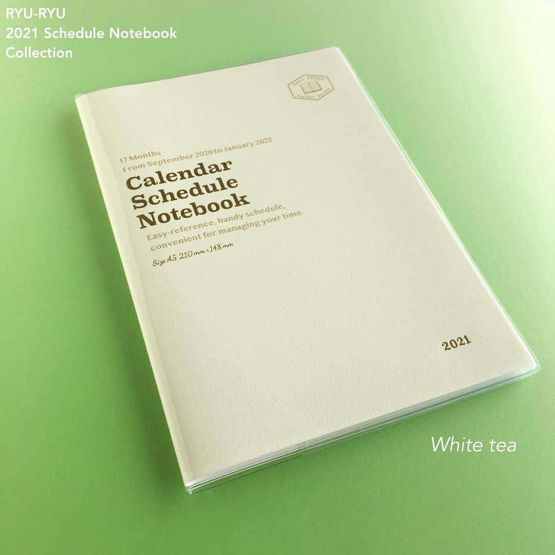 RYU-RYUさんのインスタグラム写真 - (RYU-RYUInstagram)「☆2021年スケジュール帳☆ . 【A5サイズ・マンスリー】 . こんにちは！ 今日は定番の 『A5サイズマンスリースケジュール帳』 をご紹介します☆ . こちらは 以前ご紹介しました B6サイズのスケジュール帳を、 A5サイズにサイズアップしたものとなります。 . 使い勝手の良さはそのままに、 書き込む量や お使いのカバンの大きさなどの シーンに合わせてお選びいただけます👜 . 表紙は ビニールカバー付きの 4つのカラーをご用意しました。 . カバーの内側には 押し抜くことで フラップ式のしおりになる 溝が付いています。 . たまに『この溝は何のために あるのですか？』 というご質問を いただく事があるのですが、 正体は『しおり』だったのです✨ . お持ちの方は ぜひ活用なさってくださいね😊 . A5サイズ・マンスリー 本体価格900円＋税 月曜日始まり 2020年9月〜2022年1月 . こちらの商品は、 リュリュのオンラインショップ 『リュリュマーケット』でも ご購入いただけます☆ プロフィール欄のアドレスから アクセスしてくださいね😉 . #リュリュ #ryuryu #ステーショナリー #文具 #雑貨 #ダイアリー #手帳 #スケジュール帳 #デザイン #シンプル #9月始まり #文房具 #文房具好き #手帳生活 #a5サイズ #ピンクアーモンド #ホワイトティー #マスタード #マスタードカラー #チョコミント #ミント #カラバリ #カラー #リュリュ2021年スケジュール帳」8月4日 17時00分 - ryuryu_zakka