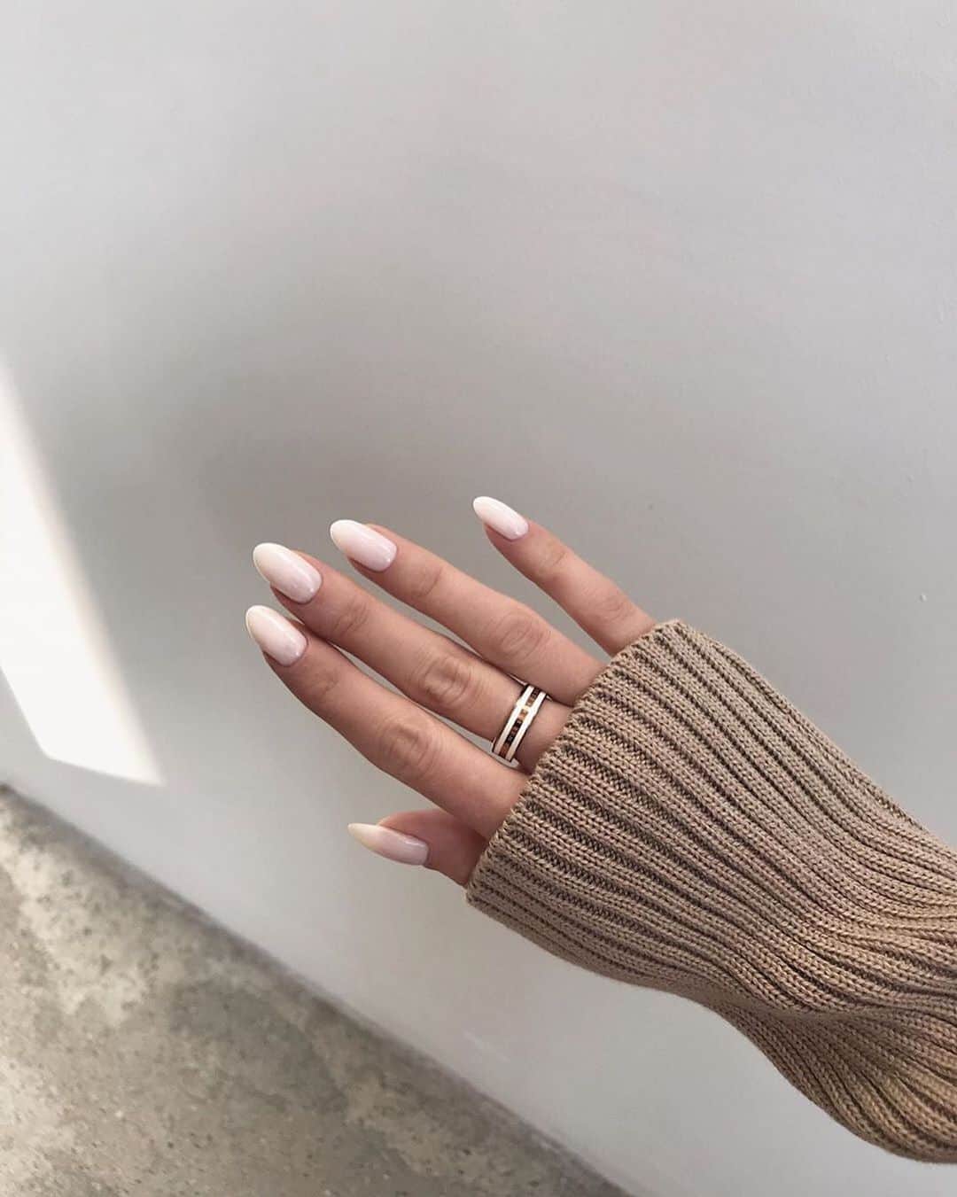 ダニエルウェリントンさんのインスタグラム写真 - (ダニエルウェリントンInstagram)「The Daniel Wellington rings are waiting for your hands to try them! Tag a friend who would love this ring! (Photo via @v_vorobyova) #DanielWellington」8月4日 17時00分 - danielwellington