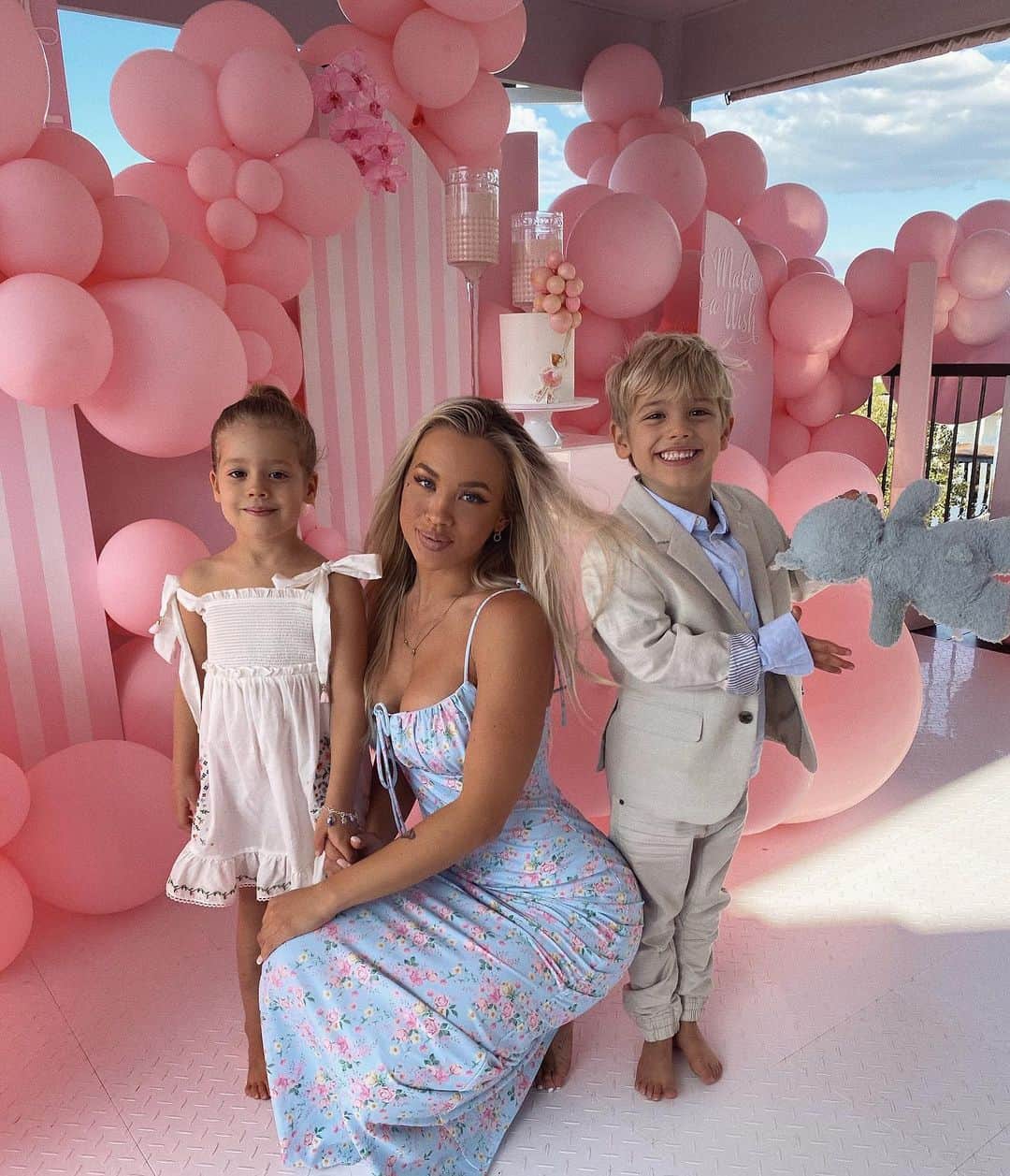 Tammyさんのインスタグラム写真 - (TammyInstagram)「Such a beautiful afternoon for my princess 🌸 - & the prettiest set-up thanks to: Planning  Styling @alysiabridgerevents  @billie_bridger  Custom Backdrop Panels @theblossomtreecompany  Balloons @balloon.society  Cake, Catering and custom floor @sugarizeevents  Smash domes @cocouturechocolatesau  Tents @theslumberboutique  Custom Candles @ulightmeupcandles  Custom Vinyl artwork @eveandcostationery  @jessicabellephotography」8月4日 16時55分 - tammyhembrow