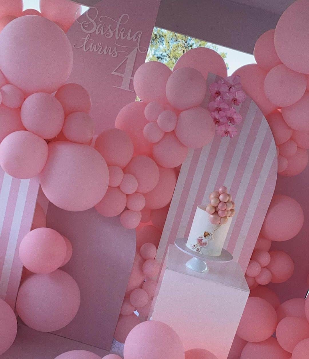 Tammyさんのインスタグラム写真 - (TammyInstagram)「Such a beautiful afternoon for my princess 🌸 - & the prettiest set-up thanks to: Planning  Styling @alysiabridgerevents  @billie_bridger  Custom Backdrop Panels @theblossomtreecompany  Balloons @balloon.society  Cake, Catering and custom floor @sugarizeevents  Smash domes @cocouturechocolatesau  Tents @theslumberboutique  Custom Candles @ulightmeupcandles  Custom Vinyl artwork @eveandcostationery  @jessicabellephotography」8月4日 16時55分 - tammyhembrow
