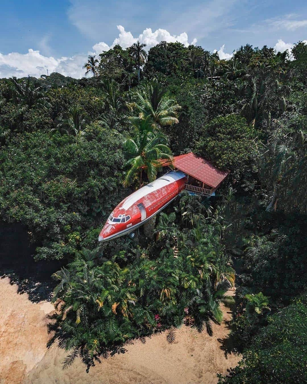 Discover Earthさんのインスタグラム写真 - (Discover EarthInstagram)「"At first glance I’m sure this looks like a plane that has crash landed on a tropical island... Kinda like in the TV show LOST 😂... Buuuuuut it’s actually a funky little hotel... Made out of a plane ✈️ ⠀⠀⠀⠀⠀⠀⠀⠀⠀⠀⠀⠀⠀ If you’ve ever wanted to be a member of the “Mile High Club” this is probably the easiest way to pull it off 🙈 "   🇨🇷 #discovercostarica  with @braybraywoowoo  #costarica #planespotting #lostinthejungle」8月4日 17時00分 - discoverearth