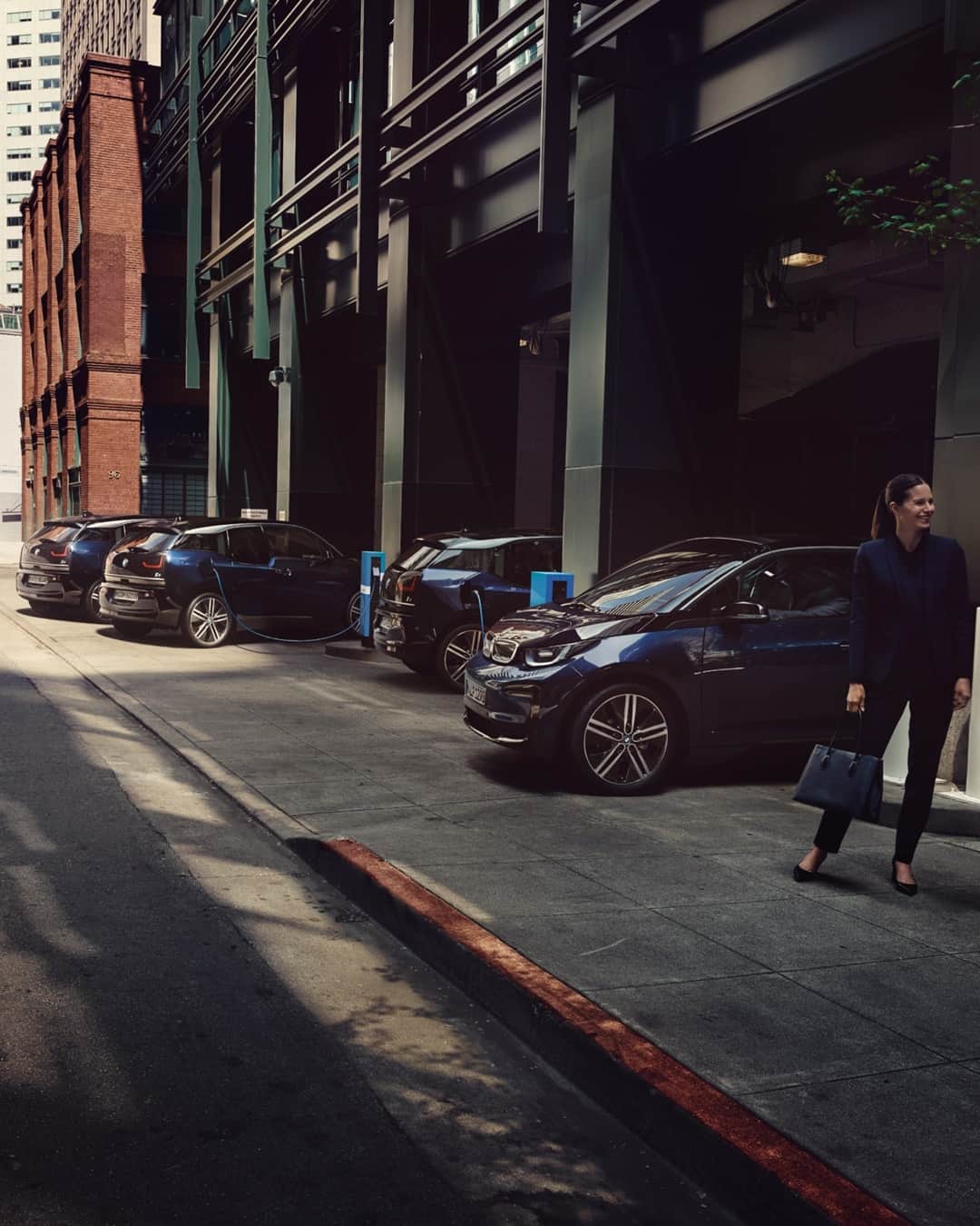 BMWのインスタグラム：「The World Of E. The BMW i3. #THEi3 #BMW @BMWi #BornElectric __ BMW i3 (120 Ah): Energy consumption in kWh/100 km (combined): 13.1. CO2 emissions in g/km (combined): 0. Further information: www.bmw.com/disclaimer.  	 Acceleration (0-100 km/h): 6.9 s. Power: 125 kW, 170 hp, 250 Nm. Top speed (limited): 160 km/h.」