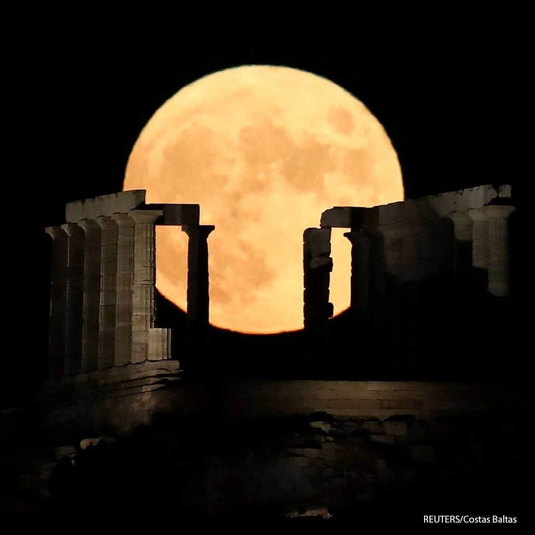 ABC Newsさんのインスタグラム写真 - (ABC NewsInstagram)「The full moon rises behind the Temple of Poseidon (1st) and the Temple of Zeus (2nd), near Athens, Greece. #greece #temples #moon #fullmoon」8月4日 17時10分 - abcnews