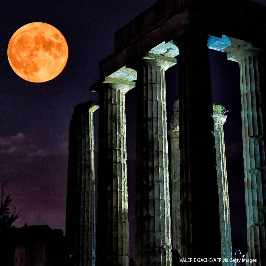 ABC Newsさんのインスタグラム写真 - (ABC NewsInstagram)「The full moon rises behind the Temple of Poseidon (1st) and the Temple of Zeus (2nd), near Athens, Greece. #greece #temples #moon #fullmoon」8月4日 17時10分 - abcnews