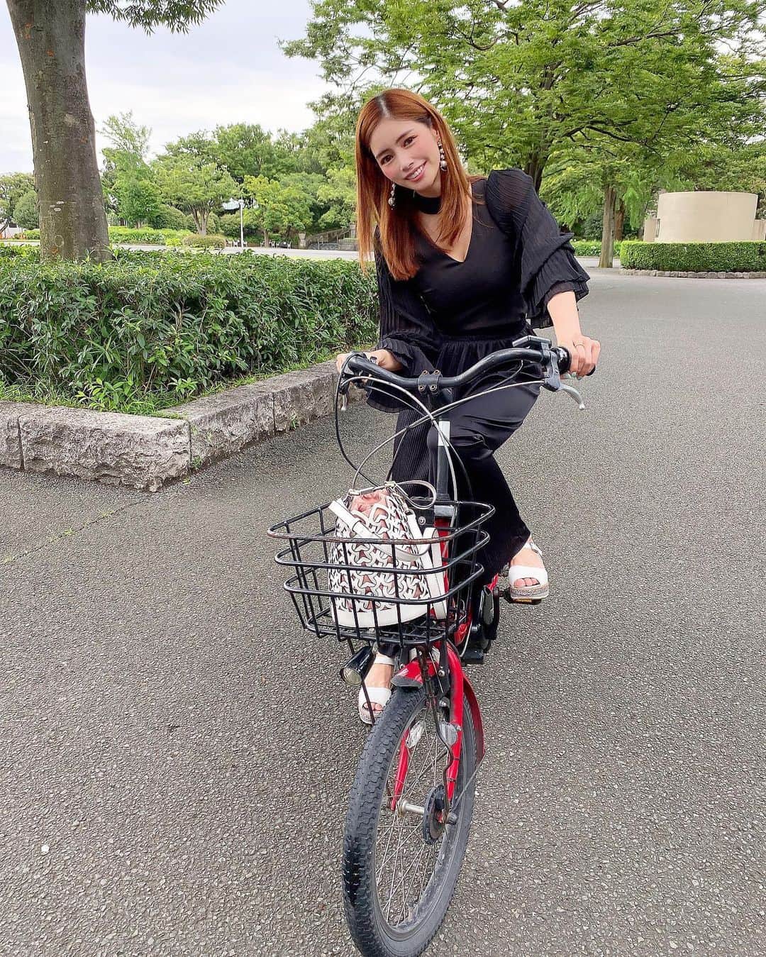 得あゆさんのインスタグラム写真 - (得あゆInstagram)「横浜って素敵な街！ 横浜をサイクリング🚴‍♀️！❤️ ・ いろーんな所を回ったんだけど 今回初めてベイバイクを使って 移動してみた！！！ 横浜の街並みをゆっくり楽しめて 最高だったよ〜😚❤️ ・ 自転車乗るの久しぶりすぎて 怖かったけど乗りやすかった🚴‍♀️笑 たくさん動画載せたからみて？笑 ・ ・ ・ 今回も7/22から横浜エリアで始まった 新しいサービス、マイルートっていうアプリを使って🧡 このアプリを使うとおすすめのお店が探せたり、 移動手段も密にならない様に避けて 移動できるルートを教えてくれるよ！ ・ 是非これから横浜デートや 横浜観光を考えている方は アプリ「my route」をダウンロード！ 横浜をもっと楽しく！ スマートに楽しめるマイルートを ダウンロードしてね！ ・ アットヨコハマ公式チャンネル YouTubeのマイルート公式チャンネルも見てね！ @atyokohama_japan もスタート！ マイルートの公式アカウントもスタート しているのでチェック！ ・ ・ ・ ・ ・ #myroute#マイルート#ヨコハマをスマートに楽しもう#pr#横浜#横浜観光#観光#女子旅#ベイバイク#自転車#サイクリング#カフェ#カフェ巡り#グルメ#食べ歩き#インスタ映え#カメラ女子#撮影#お洒落さんと繋がりたい#散歩#横浜中華街#デート#運動#山下公園#bike#cycling#lunch#yokohama#japanesefood#japanesegirl」8月4日 17時10分 - tokuayu819
