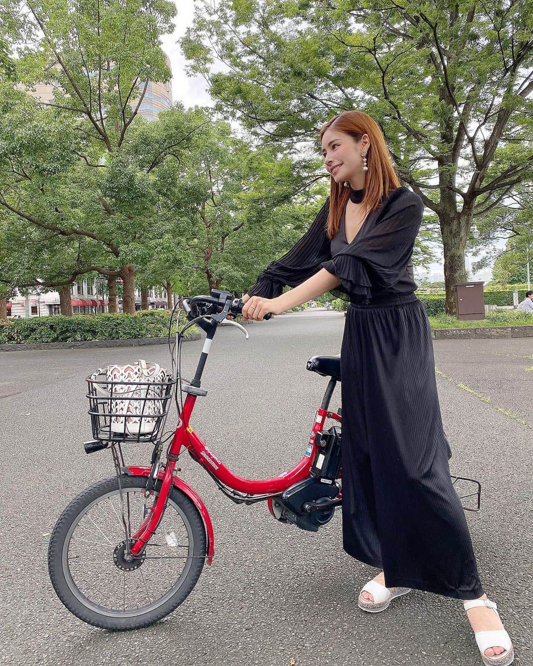 得あゆさんのインスタグラム写真 - (得あゆInstagram)「横浜って素敵な街！ 横浜をサイクリング🚴‍♀️！❤️ ・ いろーんな所を回ったんだけど 今回初めてベイバイクを使って 移動してみた！！！ 横浜の街並みをゆっくり楽しめて 最高だったよ〜😚❤️ ・ 自転車乗るの久しぶりすぎて 怖かったけど乗りやすかった🚴‍♀️笑 たくさん動画載せたからみて？笑 ・ ・ ・ 今回も7/22から横浜エリアで始まった 新しいサービス、マイルートっていうアプリを使って🧡 このアプリを使うとおすすめのお店が探せたり、 移動手段も密にならない様に避けて 移動できるルートを教えてくれるよ！ ・ 是非これから横浜デートや 横浜観光を考えている方は アプリ「my route」をダウンロード！ 横浜をもっと楽しく！ スマートに楽しめるマイルートを ダウンロードしてね！ ・ アットヨコハマ公式チャンネル YouTubeのマイルート公式チャンネルも見てね！ @atyokohama_japan もスタート！ マイルートの公式アカウントもスタート しているのでチェック！ ・ ・ ・ ・ ・ #myroute#マイルート#ヨコハマをスマートに楽しもう#pr#横浜#横浜観光#観光#女子旅#ベイバイク#自転車#サイクリング#カフェ#カフェ巡り#グルメ#食べ歩き#インスタ映え#カメラ女子#撮影#お洒落さんと繋がりたい#散歩#横浜中華街#デート#運動#山下公園#bike#cycling#lunch#yokohama#japanesefood#japanesegirl」8月4日 17時10分 - tokuayu819