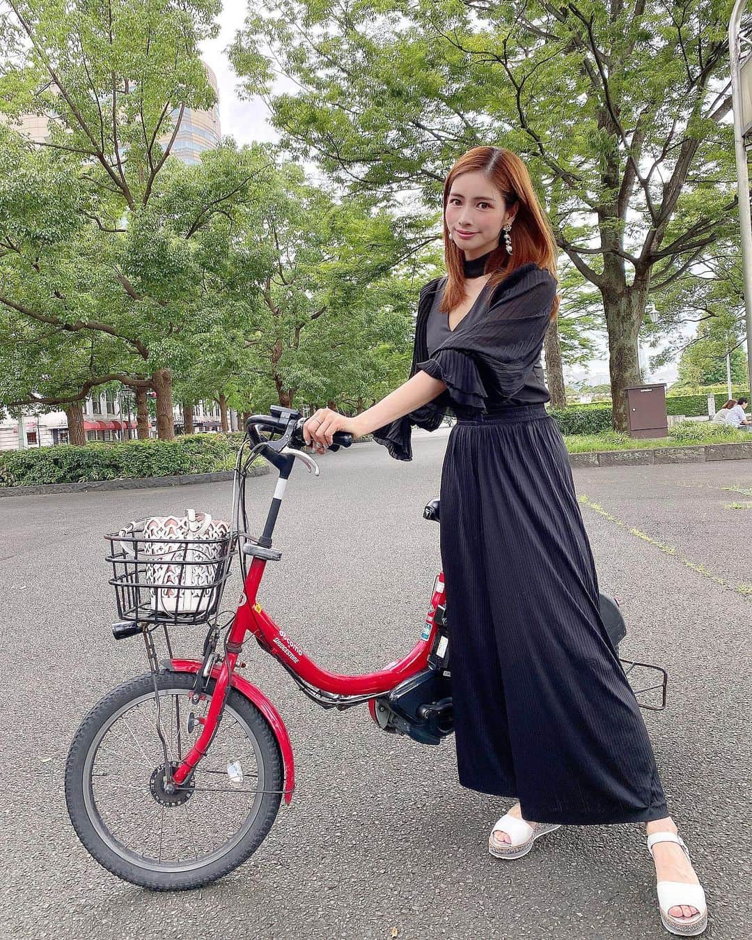 得あゆさんのインスタグラム写真 - (得あゆInstagram)「横浜って素敵な街！ 横浜をサイクリング🚴‍♀️！❤️ ・ いろーんな所を回ったんだけど 今回初めてベイバイクを使って 移動してみた！！！ 横浜の街並みをゆっくり楽しめて 最高だったよ〜😚❤️ ・ 自転車乗るの久しぶりすぎて 怖かったけど乗りやすかった🚴‍♀️笑 たくさん動画載せたからみて？笑 ・ ・ ・ 今回も7/22から横浜エリアで始まった 新しいサービス、マイルートっていうアプリを使って🧡 このアプリを使うとおすすめのお店が探せたり、 移動手段も密にならない様に避けて 移動できるルートを教えてくれるよ！ ・ 是非これから横浜デートや 横浜観光を考えている方は アプリ「my route」をダウンロード！ 横浜をもっと楽しく！ スマートに楽しめるマイルートを ダウンロードしてね！ ・ アットヨコハマ公式チャンネル YouTubeのマイルート公式チャンネルも見てね！ @atyokohama_japan もスタート！ マイルートの公式アカウントもスタート しているのでチェック！ ・ ・ ・ ・ ・ #myroute#マイルート#ヨコハマをスマートに楽しもう#pr#横浜#横浜観光#観光#女子旅#ベイバイク#自転車#サイクリング#カフェ#カフェ巡り#グルメ#食べ歩き#インスタ映え#カメラ女子#撮影#お洒落さんと繋がりたい#散歩#横浜中華街#デート#運動#山下公園#bike#cycling#lunch#yokohama#japanesefood#japanesegirl」8月4日 17時10分 - tokuayu819