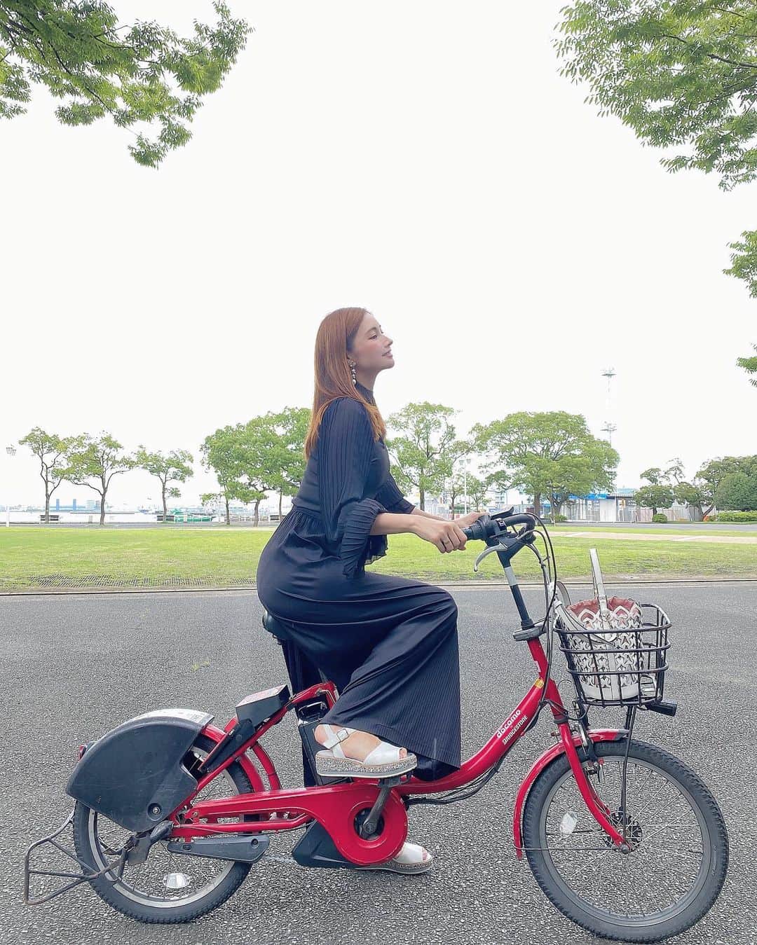 得あゆさんのインスタグラム写真 - (得あゆInstagram)「横浜って素敵な街！ 横浜をサイクリング🚴‍♀️！❤️ ・ いろーんな所を回ったんだけど 今回初めてベイバイクを使って 移動してみた！！！ 横浜の街並みをゆっくり楽しめて 最高だったよ〜😚❤️ ・ 自転車乗るの久しぶりすぎて 怖かったけど乗りやすかった🚴‍♀️笑 たくさん動画載せたからみて？笑 ・ ・ ・ 今回も7/22から横浜エリアで始まった 新しいサービス、マイルートっていうアプリを使って🧡 このアプリを使うとおすすめのお店が探せたり、 移動手段も密にならない様に避けて 移動できるルートを教えてくれるよ！ ・ 是非これから横浜デートや 横浜観光を考えている方は アプリ「my route」をダウンロード！ 横浜をもっと楽しく！ スマートに楽しめるマイルートを ダウンロードしてね！ ・ アットヨコハマ公式チャンネル YouTubeのマイルート公式チャンネルも見てね！ @atyokohama_japan もスタート！ マイルートの公式アカウントもスタート しているのでチェック！ ・ ・ ・ ・ ・ #myroute#マイルート#ヨコハマをスマートに楽しもう#pr#横浜#横浜観光#観光#女子旅#ベイバイク#自転車#サイクリング#カフェ#カフェ巡り#グルメ#食べ歩き#インスタ映え#カメラ女子#撮影#お洒落さんと繋がりたい#散歩#横浜中華街#デート#運動#山下公園#bike#cycling#lunch#yokohama#japanesefood#japanesegirl」8月4日 17時10分 - tokuayu819