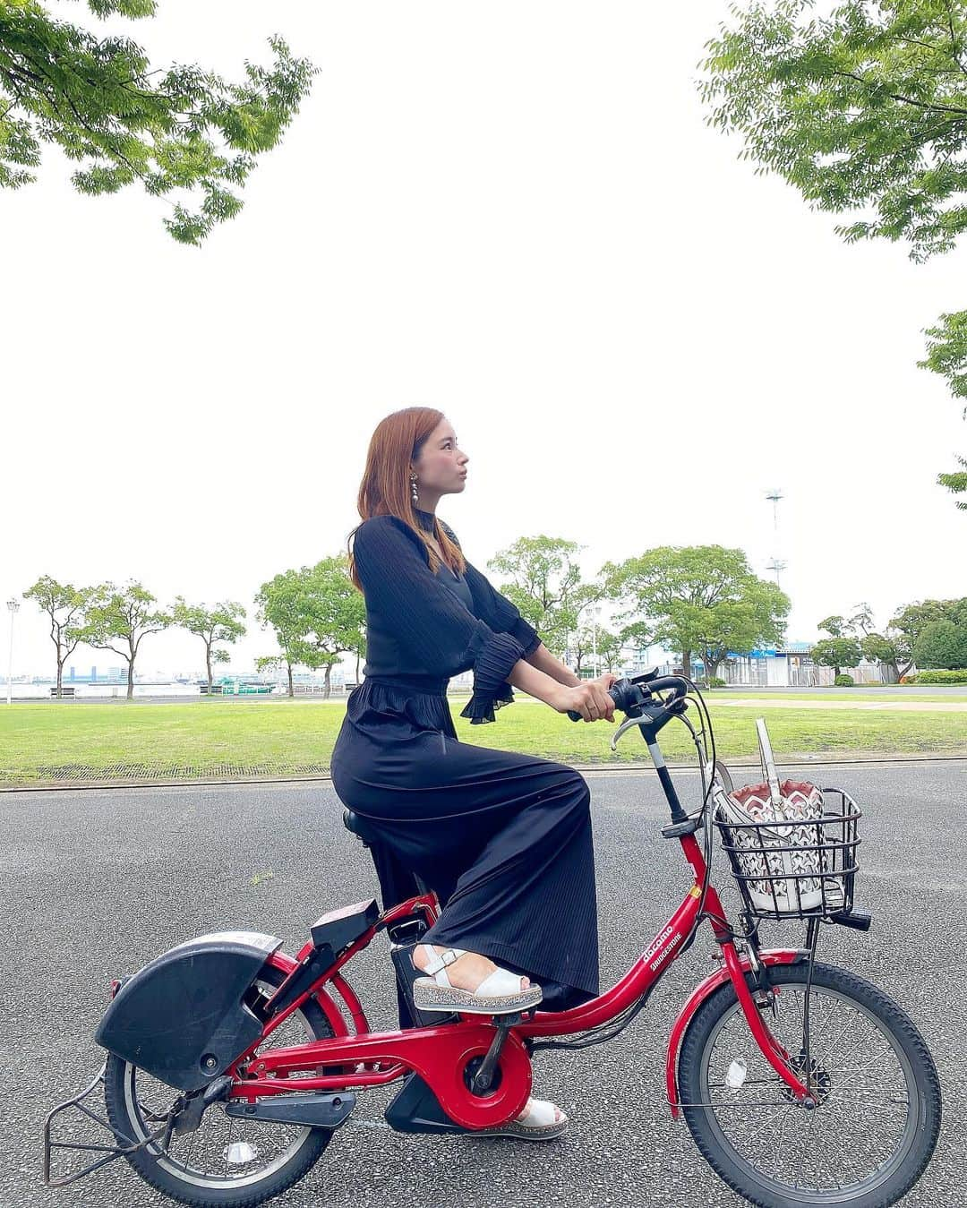 得あゆさんのインスタグラム写真 - (得あゆInstagram)「横浜って素敵な街！ 横浜をサイクリング🚴‍♀️！❤️ ・ いろーんな所を回ったんだけど 今回初めてベイバイクを使って 移動してみた！！！ 横浜の街並みをゆっくり楽しめて 最高だったよ〜😚❤️ ・ 自転車乗るの久しぶりすぎて 怖かったけど乗りやすかった🚴‍♀️笑 たくさん動画載せたからみて？笑 ・ ・ ・ 今回も7/22から横浜エリアで始まった 新しいサービス、マイルートっていうアプリを使って🧡 このアプリを使うとおすすめのお店が探せたり、 移動手段も密にならない様に避けて 移動できるルートを教えてくれるよ！ ・ 是非これから横浜デートや 横浜観光を考えている方は アプリ「my route」をダウンロード！ 横浜をもっと楽しく！ スマートに楽しめるマイルートを ダウンロードしてね！ ・ アットヨコハマ公式チャンネル YouTubeのマイルート公式チャンネルも見てね！ @atyokohama_japan もスタート！ マイルートの公式アカウントもスタート しているのでチェック！ ・ ・ ・ ・ ・ #myroute#マイルート#ヨコハマをスマートに楽しもう#pr#横浜#横浜観光#観光#女子旅#ベイバイク#自転車#サイクリング#カフェ#カフェ巡り#グルメ#食べ歩き#インスタ映え#カメラ女子#撮影#お洒落さんと繋がりたい#散歩#横浜中華街#デート#運動#山下公園#bike#cycling#lunch#yokohama#japanesefood#japanesegirl」8月4日 17時10分 - tokuayu819