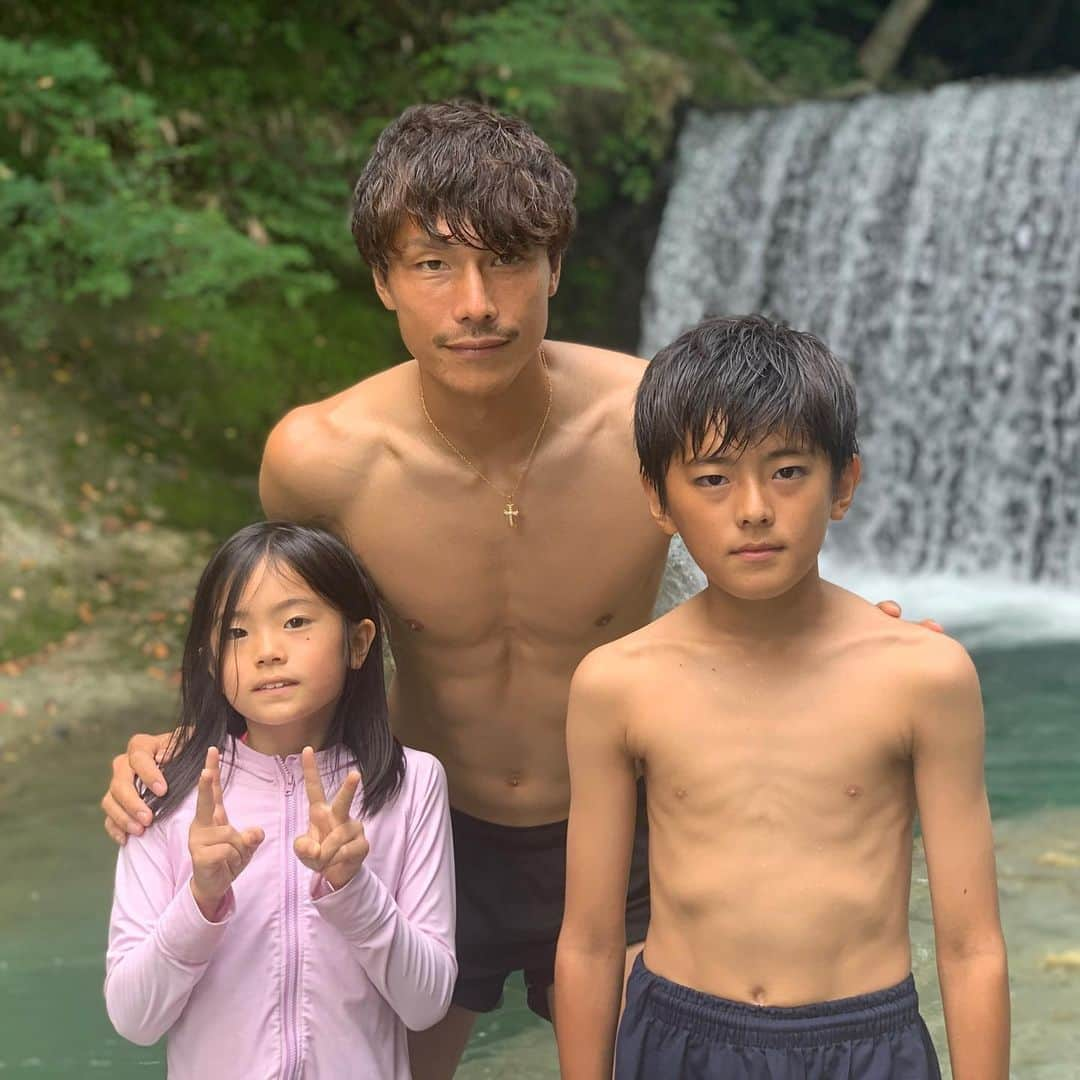 加賀健一のインスタグラム：「川遊び😁 #夏休み #川遊び」