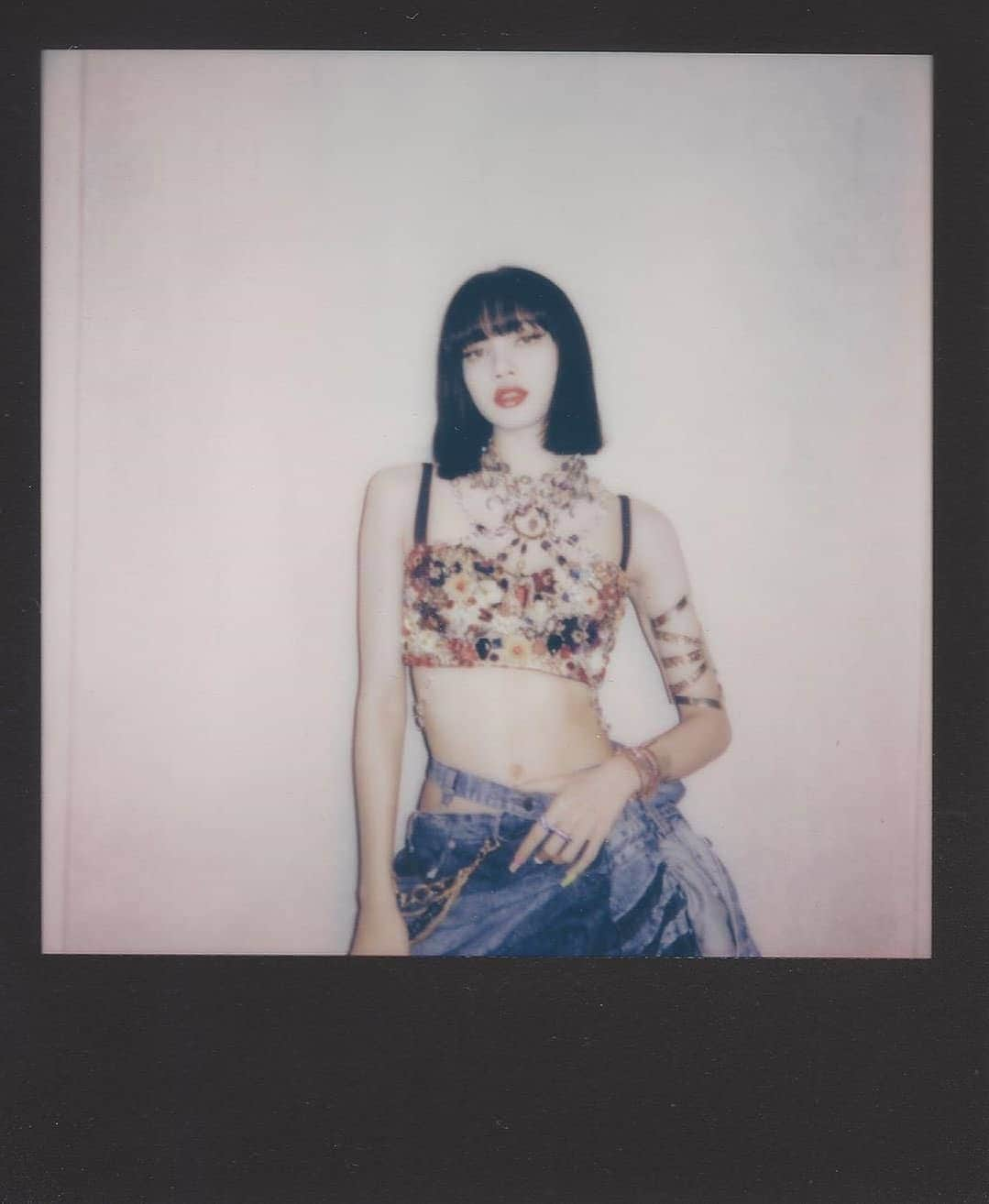 リサさんのインスタグラム写真 - (リサInstagram)「POLAROID 🌈  . . . — #LISA #리사 #BLACKPINK #블랙핑크 #LALISA  @blackpinkofficial」8月4日 17時07分 - lisa.blackpink