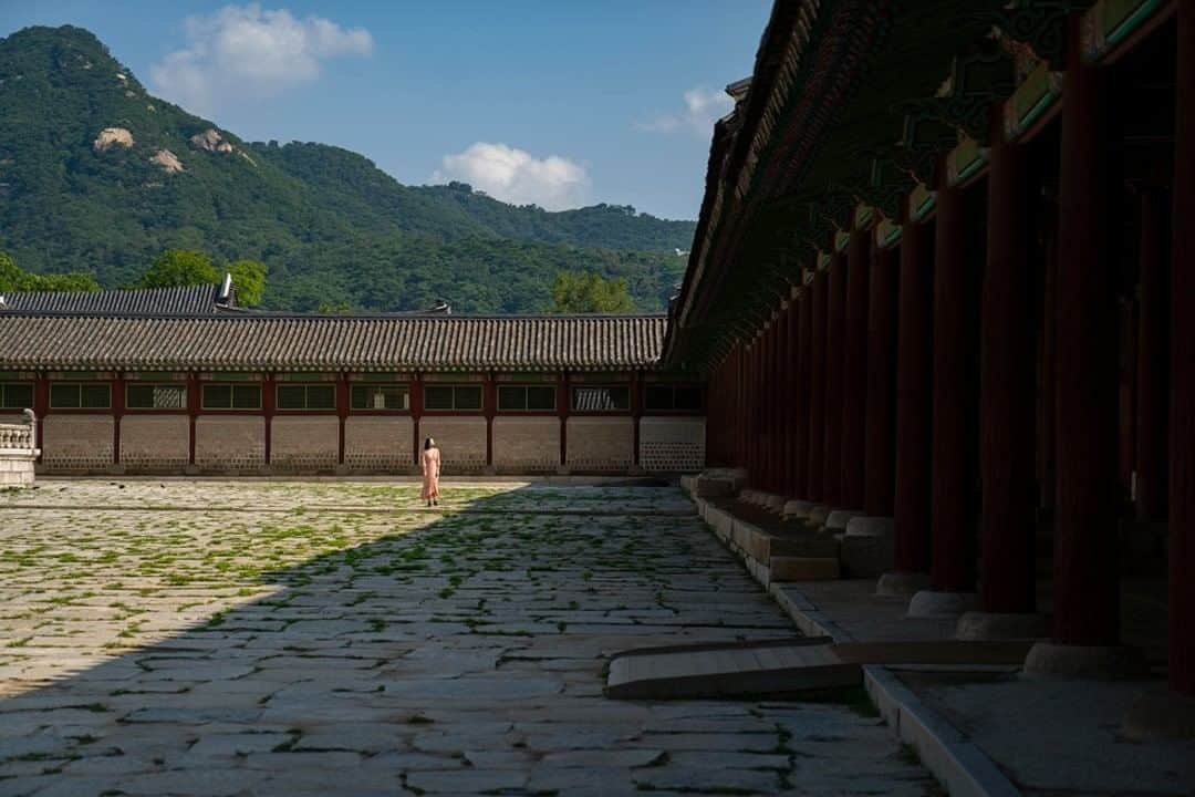 National Geographic Travelさんのインスタグラム写真 - (National Geographic TravelInstagram)「Photo by Matt Borowick @mborowick  Within the walls of Gyeongbokgung Palace in Seoul, South Korea, lies a series of beautiful buildings dating back to 1395. Walking around the grounds of this incredible and historical site, I thought about how amazing it is to be able to visit cultural sites that have been kept safe for so long.  Follow @mborowick for more pictures like this. #Seoul #urban #adventure #architecture #southkorea」8月4日 17時08分 - natgeotravel