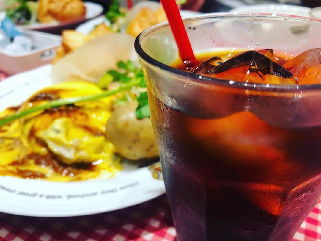 あつひろのインスタグラム：「今日は収録でしたー！ 終わりでオムライス😋🍴  #ボイスドラマ #ラジオドラマ #ドラマCD #収録 #スタジオ #オムライス #デミグラスソース  #ドライカレー #アイスコーヒー  #あつひろ #声優 #ナレーター」