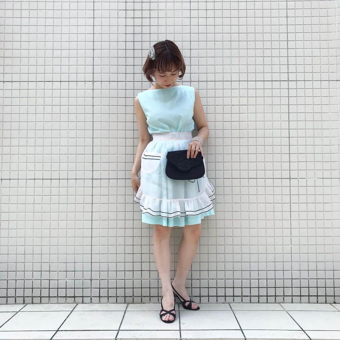 NUTTY Vintage&Collectibleさんのインスタグラム写真 - (NUTTY Vintage&CollectibleInstagram)「🥕usually  apron style🥕  ☑︎ See through light pink apron  ☑︎ 50's 60's blue mini dress   普段キッチンで大活躍な　 エプロン🍉 実はdailyな装いにも　 ピッタリです❤︎  さりげないライトピンクのカラーリングにブラックのスパイスが効いています🧂 張り感のある生地なので リボンもボリューミーに結べます🎀 こちらもONLINE STOREでご注文いただきますと、送料無料でお届けいたします📮 ご自宅でのショッピングに是非ご活用下さいませ＊  🛒〜〜〜〜〜〜〜〜〜〜〜 SUMMER SALE LINE UP 〜〜〜〜〜〜〜〜〜〜〜〜🛒 🎟30%~50% OFF TICKET SALE 💎VINTAGE JEWELRY : EVERYTHING 10%OFF 🛀EVERYTHING ¥1000 BATHTUB 📮ONLINE STORE SHPPING FREE 〜〜〜〜〜〜〜〜〜〜〜〜〜」8月4日 17時19分 - nutty_vintage