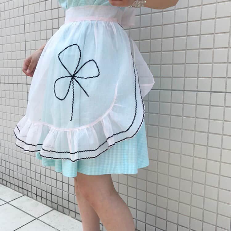 NUTTY Vintage&Collectibleさんのインスタグラム写真 - (NUTTY Vintage&CollectibleInstagram)「🥕usually  apron style🥕  ☑︎ See through light pink apron  ☑︎ 50's 60's blue mini dress   普段キッチンで大活躍な　 エプロン🍉 実はdailyな装いにも　 ピッタリです❤︎  さりげないライトピンクのカラーリングにブラックのスパイスが効いています🧂 張り感のある生地なので リボンもボリューミーに結べます🎀 こちらもONLINE STOREでご注文いただきますと、送料無料でお届けいたします📮 ご自宅でのショッピングに是非ご活用下さいませ＊  🛒〜〜〜〜〜〜〜〜〜〜〜 SUMMER SALE LINE UP 〜〜〜〜〜〜〜〜〜〜〜〜🛒 🎟30%~50% OFF TICKET SALE 💎VINTAGE JEWELRY : EVERYTHING 10%OFF 🛀EVERYTHING ¥1000 BATHTUB 📮ONLINE STORE SHPPING FREE 〜〜〜〜〜〜〜〜〜〜〜〜〜」8月4日 17時19分 - nutty_vintage