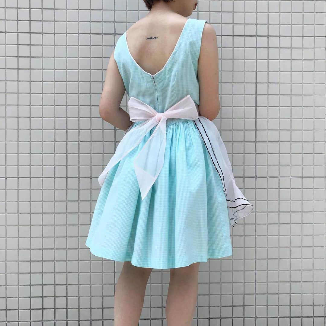 NUTTY Vintage&Collectibleさんのインスタグラム写真 - (NUTTY Vintage&CollectibleInstagram)「🥕usually  apron style🥕  ☑︎ See through light pink apron  ☑︎ 50's 60's blue mini dress   普段キッチンで大活躍な　 エプロン🍉 実はdailyな装いにも　 ピッタリです❤︎  さりげないライトピンクのカラーリングにブラックのスパイスが効いています🧂 張り感のある生地なので リボンもボリューミーに結べます🎀 こちらもONLINE STOREでご注文いただきますと、送料無料でお届けいたします📮 ご自宅でのショッピングに是非ご活用下さいませ＊  🛒〜〜〜〜〜〜〜〜〜〜〜 SUMMER SALE LINE UP 〜〜〜〜〜〜〜〜〜〜〜〜🛒 🎟30%~50% OFF TICKET SALE 💎VINTAGE JEWELRY : EVERYTHING 10%OFF 🛀EVERYTHING ¥1000 BATHTUB 📮ONLINE STORE SHPPING FREE 〜〜〜〜〜〜〜〜〜〜〜〜〜」8月4日 17時19分 - nutty_vintage
