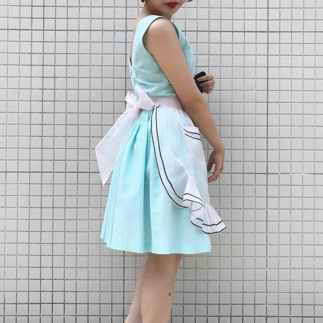 NUTTY Vintage&Collectibleのインスタグラム：「🥕usually  apron style🥕  ☑︎ See through light pink apron  ☑︎ 50's 60's blue mini dress   普段キッチンで大活躍な　 エプロン🍉 実はdailyな装いにも　 ピッタリです❤︎  さりげないライトピンクのカラーリングにブラックのスパイスが効いています🧂 張り感のある生地なので リボンもボリューミーに結べます🎀 こちらもONLINE STOREでご注文いただきますと、送料無料でお届けいたします📮 ご自宅でのショッピングに是非ご活用下さいませ＊  🛒〜〜〜〜〜〜〜〜〜〜〜 SUMMER SALE LINE UP 〜〜〜〜〜〜〜〜〜〜〜〜🛒 🎟30%~50% OFF TICKET SALE 💎VINTAGE JEWELRY : EVERYTHING 10%OFF 🛀EVERYTHING ¥1000 BATHTUB 📮ONLINE STORE SHPPING FREE 〜〜〜〜〜〜〜〜〜〜〜〜〜」